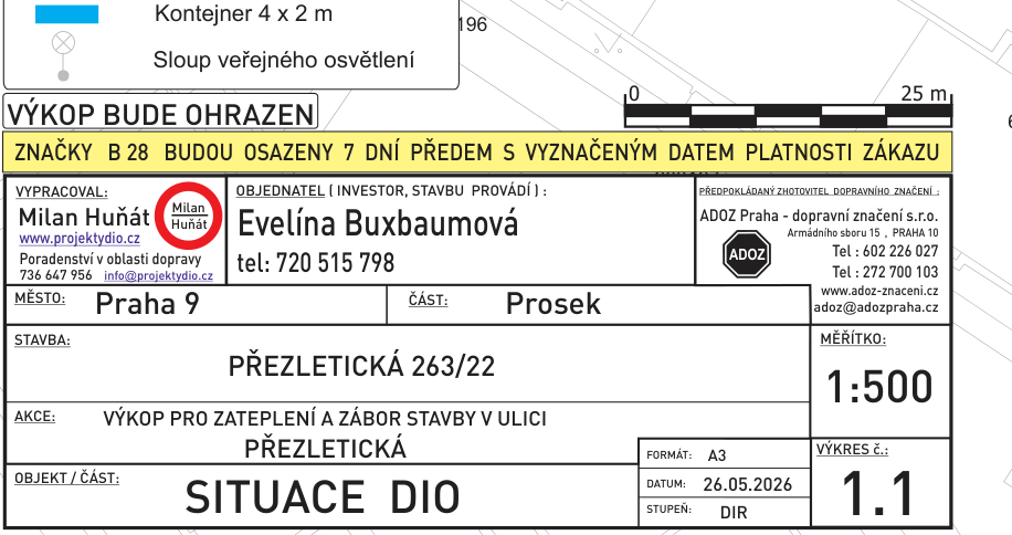 Informační tabulka k projektu dopravního značení (DIO) pro stavbu v ulici Přezletická 263/22, Praha 9 - Prosek. Obsahuje legendu: modrý obdélník = kontejner 4 x 2 m, kroužek = sloup veřejného osvětlení. Upozornění: Výkop bude ohrazen, značky B 28 budou osazeny 7 dní předem s vyznačeným datem platnosti zákazu. Vypracoval: Milan Huňát (www.projektydio.cz, tel: 736 647 956, info@projektydio.cz). Objednatel: Evelína Buxbaumová (tel: 720 515 798). Zhotovitel dopravního značení: ADOZ Praha - dopravní značení s.r.o. (Armádní sboru 15, Praha 10, tel: 602 226 027, 272 700 103, www.adoz-znaceni.cz, adoz@adozpraha.cz). Akce: Výkop pro zateplení a zábor stavby v ulici Přezletická. Datum: 26.05.2026, měřítko 1:500, výkres č. 1.1, stupeň DIR.