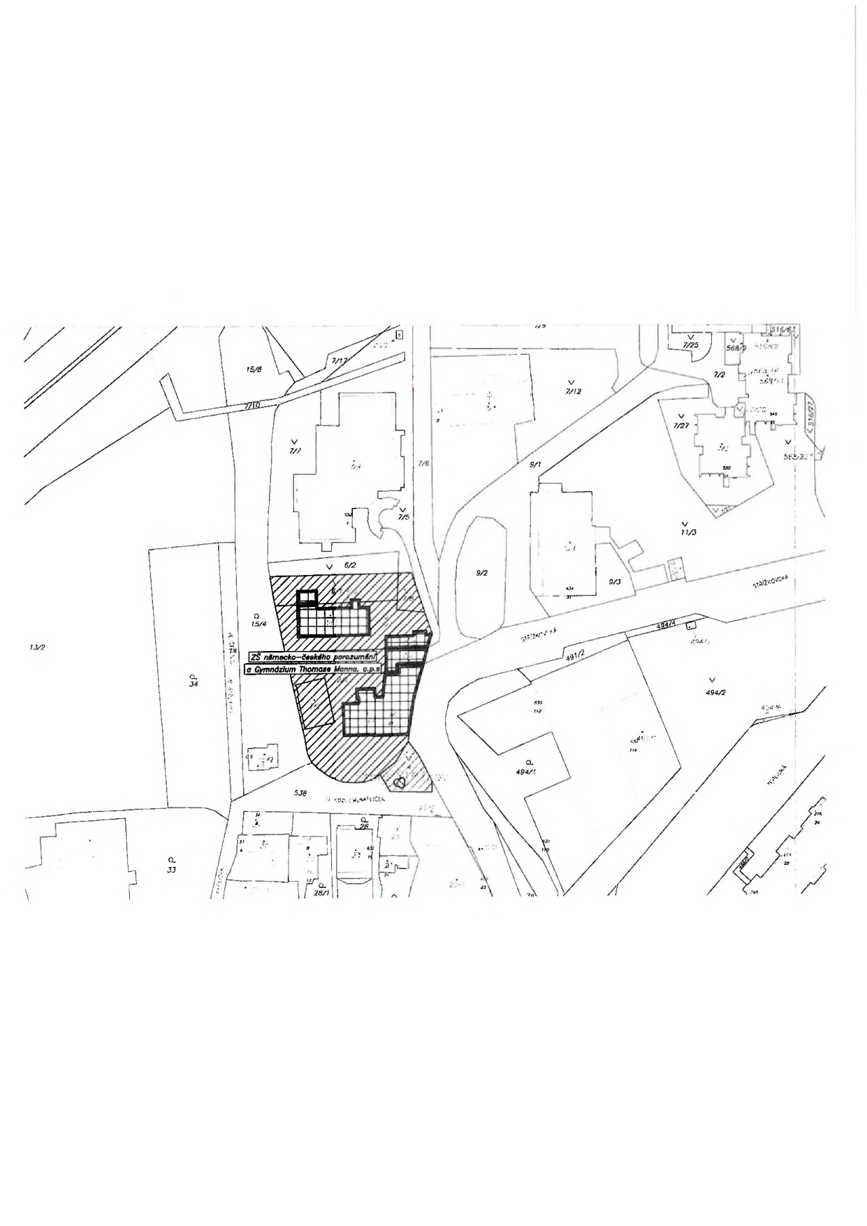Katastrální situační mapa zobrazující areál školy 'ZŠ německo-českého porozumění a Gymnázium Thomase Manna, o.p.s.'. V mapě jsou vyznačena čísla parcel (např. 6/2, 15/4, 9/1, 9/2, 494/1, 494/2, 7/2, 7/25, 7/27, 11/3, 538, 28/1) a název ulice 'Střížkovská'.