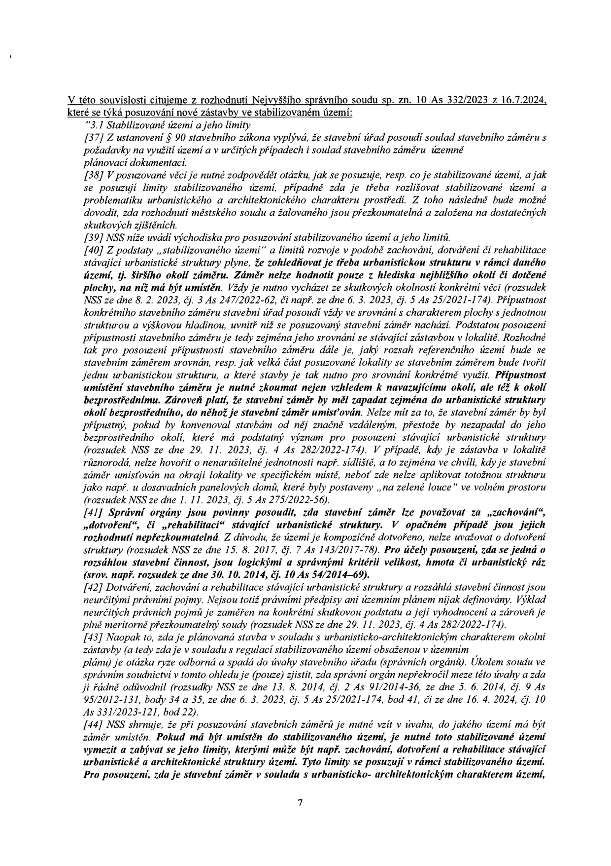 Text dokumentu citující rozhodnutí Nejvyššího správního soudu (sp. zn. 10 As 332/2023 ze dne 16. 7. 2024) týkající se posuzování nové zástavby ve stabilizovaném území. Dokument obsahuje body [37] až [44], které definují pojmy jako 'stabilizované území', 'limity rozvoje', 'zachování, dotvoření či rehabilitace stávající urbanistické struktury' a vysvětlují metodiku, jakou mají správní orgány posuzovat soulad stavebního záměru s charakterem okolí.