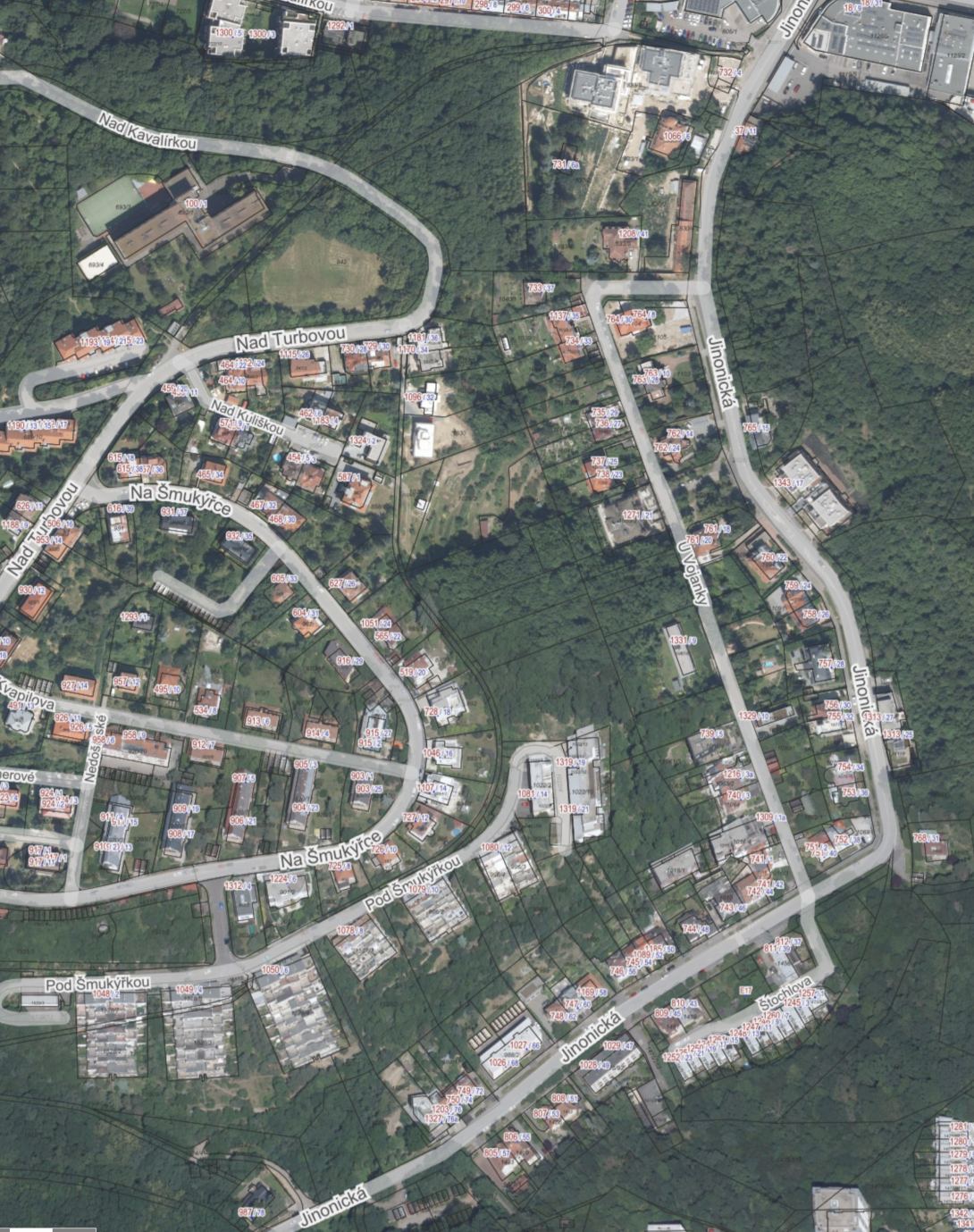 Ortofotomapa území v Praze (oblast Jinonice/Košíře) s vyznačenými katastrálními hranicemi a čísly parcel. Čitelné názvy ulic: Nad Kavalírkou, Nad Turbovou, Nad Kuliškou, Na Šmukýřce, Pod Šmukýřkou, Jinonická, U Vojanky, Nedošínské, Stochlova.