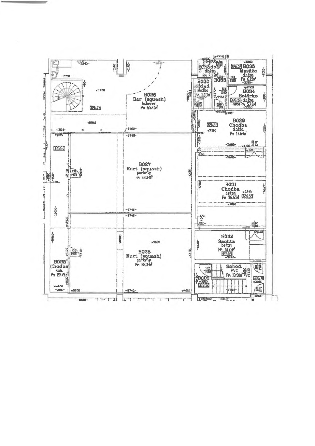 Půdorys podlaží budovy s označením místností a plochami: B025 Chodba (kob., 20,79 m2), B026 Bar (squash) (koberec, 65,40 m2), B027 Kurt (squash) (parkety, 62,34 m2), B028 Kurt (squash) (parkety, 62,34 m2), B029 Chodba (dlažba, 17,64 m2), B030 Sklad (dlažba, 6,33 m2), B031 Chodba (beton, 36,65 m2), B032 Šachta (beton, 13,73 m2), B033 Chodba (dlažba, 6,33 m2), B034 Solárko (dlažba, 5,73 m2), B035 Masáže (dlažba, 6,13 m2), Schod. PVC (13,50 m2). Obsahuje technické kóty a čísla místností.