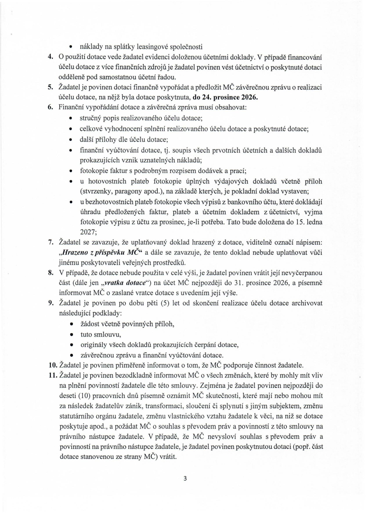 Strana 3 smlouvy o poskytnutí dotace obsahující body 4 až 11: 4. Evidence dotace v účetnictví. 5. Termín finančního vypořádání a závěrečné zprávy do 24. prosince 2026. 6. Náležitosti závěrečné zprávy (popis účelu, vyhodnocení, přílohy, finanční vyúčtování, faktury, výpisy z účtu). 7. Povinnost označit doklady nápisem „Hrazeno z příspěvku MČ“. 8. Povinnost vrátit nevyčerpanou část dotace do 31. prosince 2026. 9. Archivace dokumentace po dobu 5 let. 10. Informování o podpoře činnosti. 11. Povinnost bezodkladně informovat MČ o změnách (zánik, transformace, změna statutárního orgánu atd.) a žádat o souhlas s převodem práv.