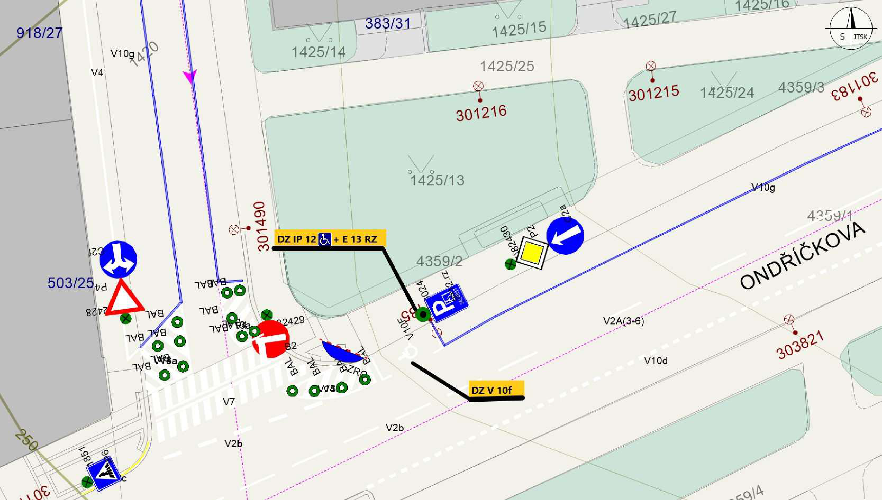 Situační nákres dopravního značení v ulici Ondříčkova. Obsahuje katastrální čísla parcel (např. 1425/14, 1425/25, 4359/2, 503/25, 301216, 301215, 303821). V mapě jsou vyznačeny dopravní značky: zákaz vjezdu (B2), přikázaný směr jízdy (C2a), parkoviště (IP 12 s dodatkovou tabulkou E 13 RZ), hlavní pozemní komunikace (P2), přechod pro chodce (V7), vodorovné dopravní značení (V10g, V2b, V2A(3-6), V10d, V10f) a další značení (BAL, ZRO).