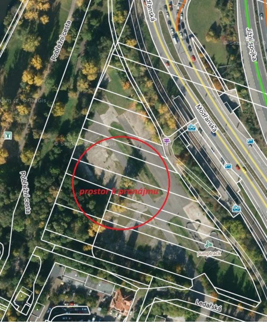 Ortofoto mapa lokality v Praze (Modřany), na které je červeným kruhem vyznačen 'prostor k pronájmu'. V mapě jsou patrné názvy ulic: Pobřežní cesta, Modřanská, Jižní spojka, Ledařská a označení 'pumptrack'.