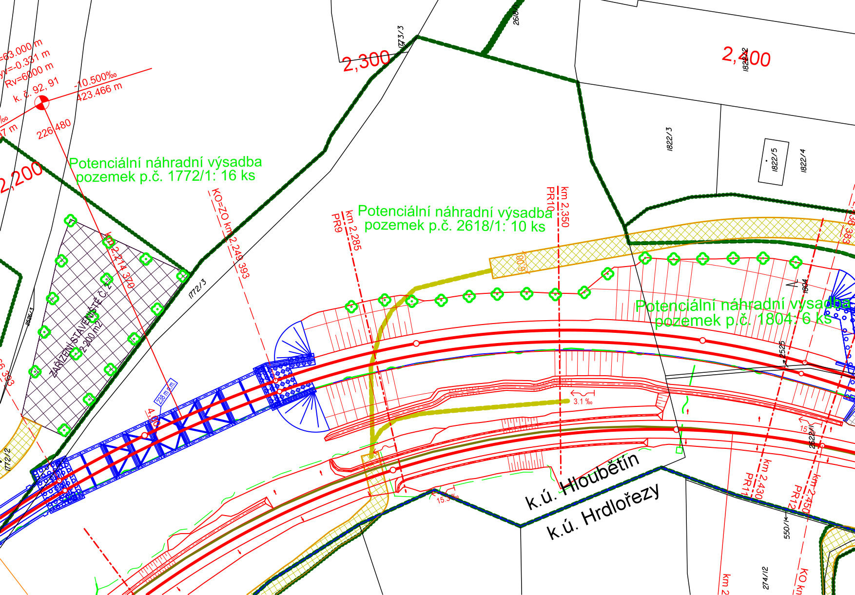 Situační plán stavby (pravděpodobně dopravní infrastruktury) s vyznačením katastrálních území Hloubětín a Hrdlořezy. Obsahuje technické údaje: staničení (km 2.200 až 2.450), parametry trasy (např. sklon 3.1 ‰, -10.500 ‰), označení parcel (např. 1772/3, 1822/3, 1822/5, 1822/4, 274/12) a plochy pro náhradní výsadbu: 'Potenciální náhradní výsadba pozemek p.č. 1772/1: 16 ks', 'Potenciální náhradní výsadba pozemek p.č. 2618/1: 10 ks', 'Potenciální náhradní výsadba pozemek p.č. 1804/6: 6 ks'. Dále je vyznačeno 'ZAŘÍZENÍ STAVENIŠTĚ 2 200 m2'.