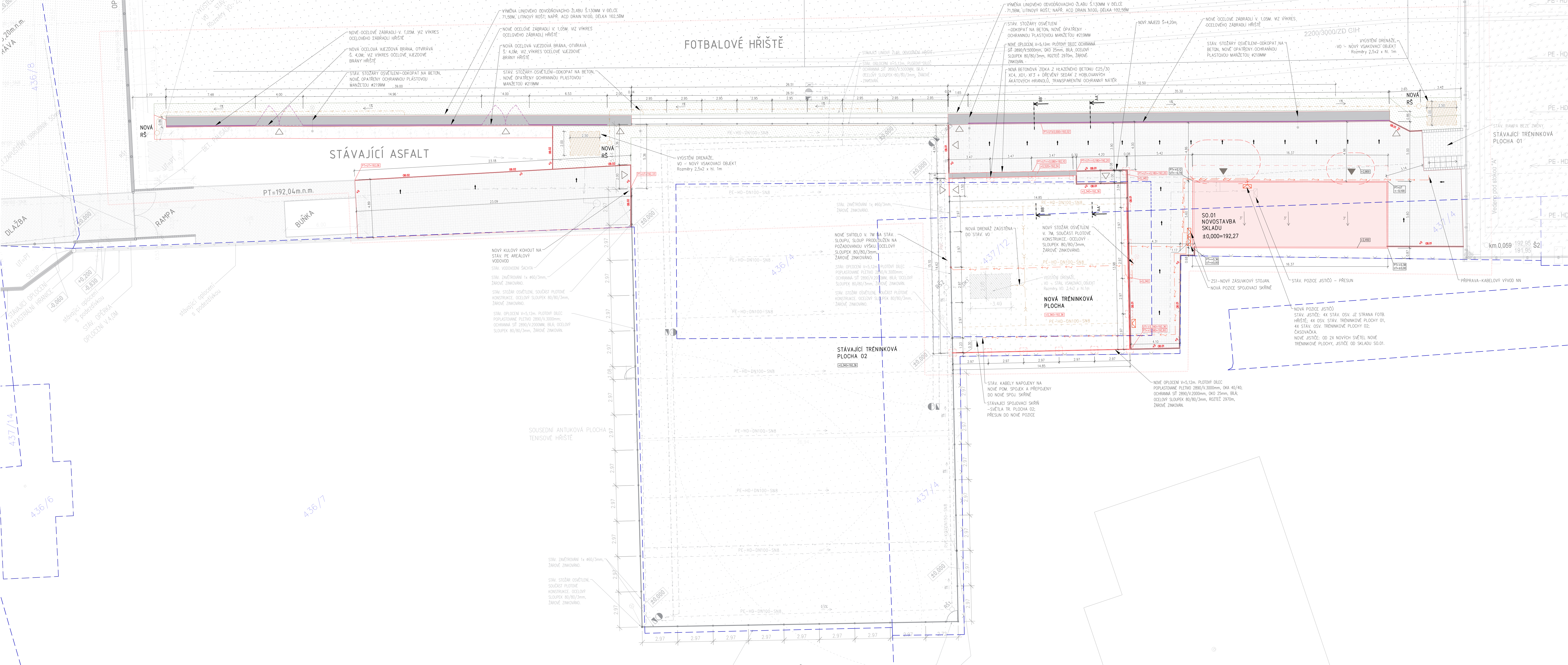 Koordinační situace stavby zobrazující plánované úpravy plochy a novostavby v blízkosti fotbalového hřiště.