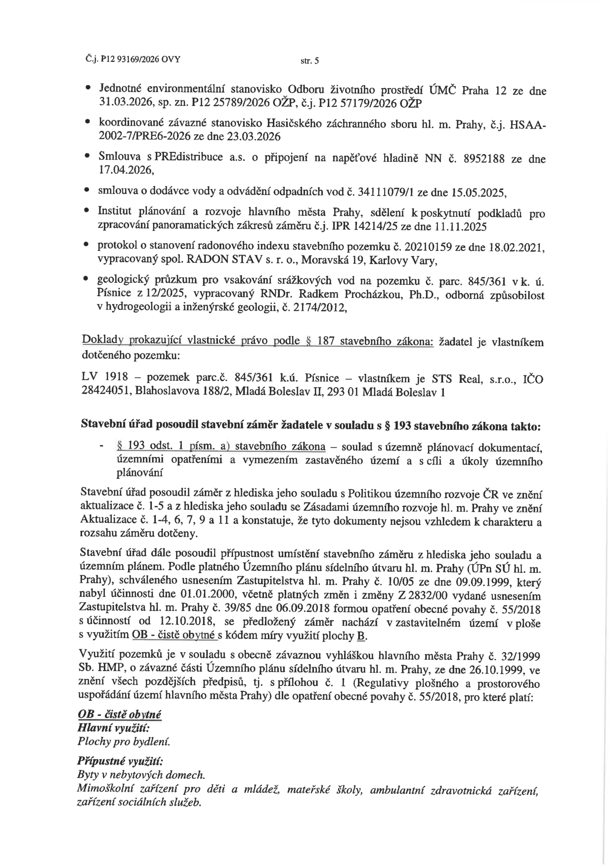 Strana 5 úředního dokumentu č.j. P12 93169/2026 OVY. Obsahuje seznam podkladů: stanovisko Odboru životního prostředí ÚMČ Praha 12 (31.03.2026), stanovisko Hasičského záchranného sboru (23.03.2026), smlouva s PREdistribuce (17.04.2026), smlouva o dodávce vody a odpadních vod (15.05.2025), sdělení IPR Praha (11.11.2025), protokol o radonovém indexu (18.02.2021) a geologický průzkum (12/2025). Dále uvádí vlastnické právo k pozemku parc.č. 845/361 v k.ú. Písnice, vlastník STS Real, s.r.o., IČO 28424051. Dokument potvrzuje soulad záměru se stavebním zákonem, územním plánem hl. m. Prahy a zařazení do plochy OB – čistě obytné s kódem míry využití B, s výčtem přípustného využití (byty, mimoškolní zařízení pro děti, mateřské školy, ambulantní zdravotnická zařízení, zařízení sociálních služeb).