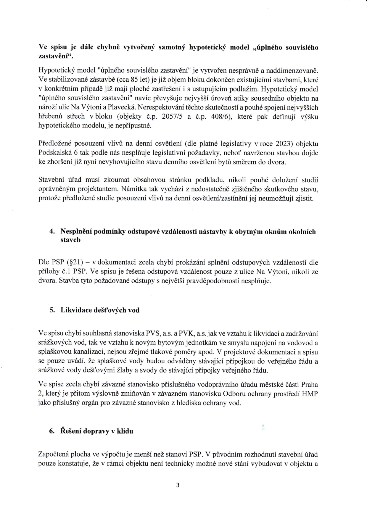 Strana 3 úředního dokumentu obsahující námitky k projektu. Obsah: Kritika hypotetického modelu 'úplného souvislého zastavění' (nesprávné, naddimenzované, nerespektuje okolní zástavbu). Námitka k posouzení denního osvětlení (nesplňuje legislativu, zhoršení stavu). Bod 4: Nesplnění podmínky odstupové vzdálenosti nástavby k obytným oknům dle PSP (§21). Bod 5: Likvidace dešťových vod (chybí souhlasná stanoviska PVS, a.s. a PVK, a.s., chybí stanovisko vodoprávního úřadu MČ Praha 2). Bod 6: Řešení dopravy v klidu (započtená plocha je menší než stanoví PSP, technická nemožnost vybudovat nová stání).