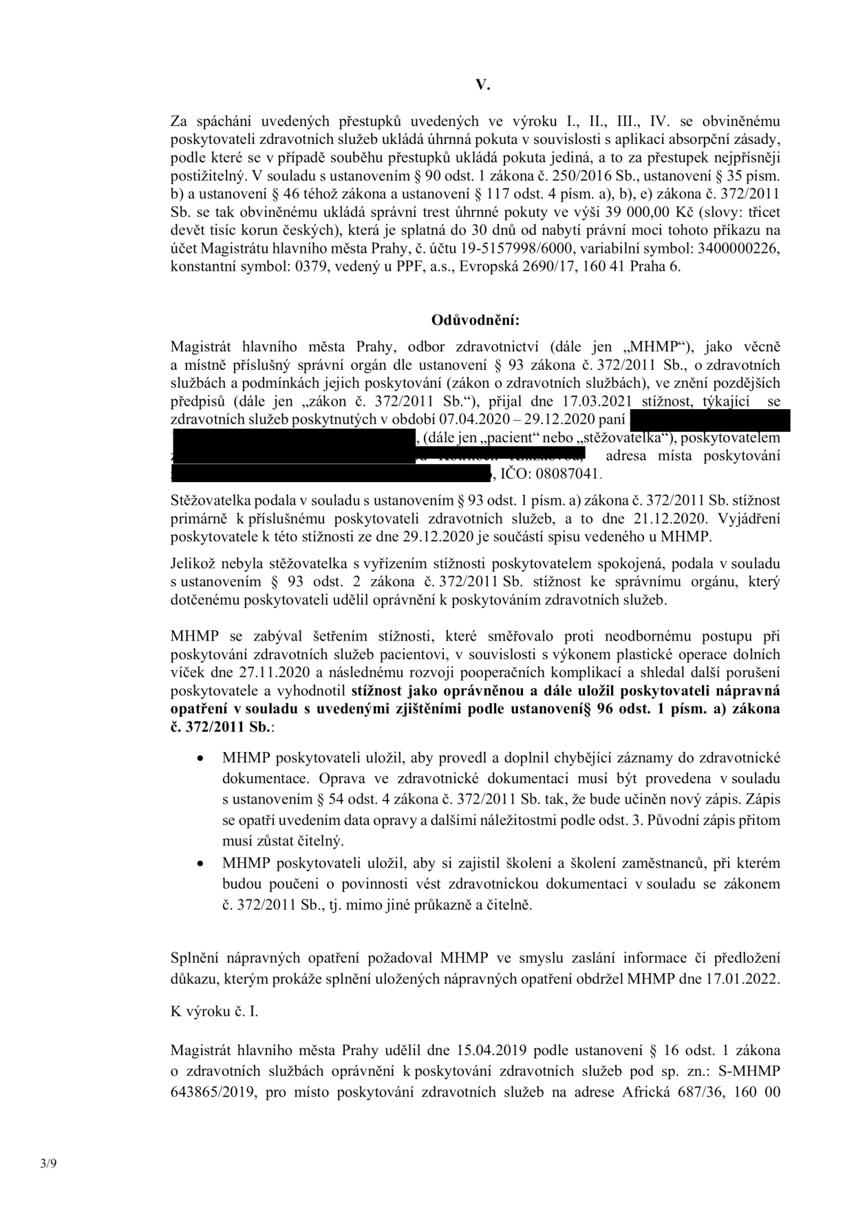 Úřední dokument (strana 3/9) obsahující rozhodnutí o uložení úhrnné pokuty ve výši 39 000 Kč za spáchání přestupků. Část 'Odůvodnění' popisuje šetření stížnosti podané dne 17.03.2021 na poskytovatele zdravotních služeb (IČO: 08087041) ohledně pochybení při plastické operaci dolních víček dne 27.11.2020. Magistrát hlavního města Prahy (MHMP) shledal stížnost oprávněnou a uložil nápravná opatření: doplnění zdravotnické dokumentace a proškolení zaměstnanců. Dokument zmiňuje, že splnění opatření bylo doloženo dne 17.01.2022. Dále je uvedeno, že poskytovatel získal oprávnění k poskytování zdravotních služeb dne 15.04.2019 pod sp. zn. S-MHMP 643865/2019 pro adresu Africká 687/36, 160 00.
