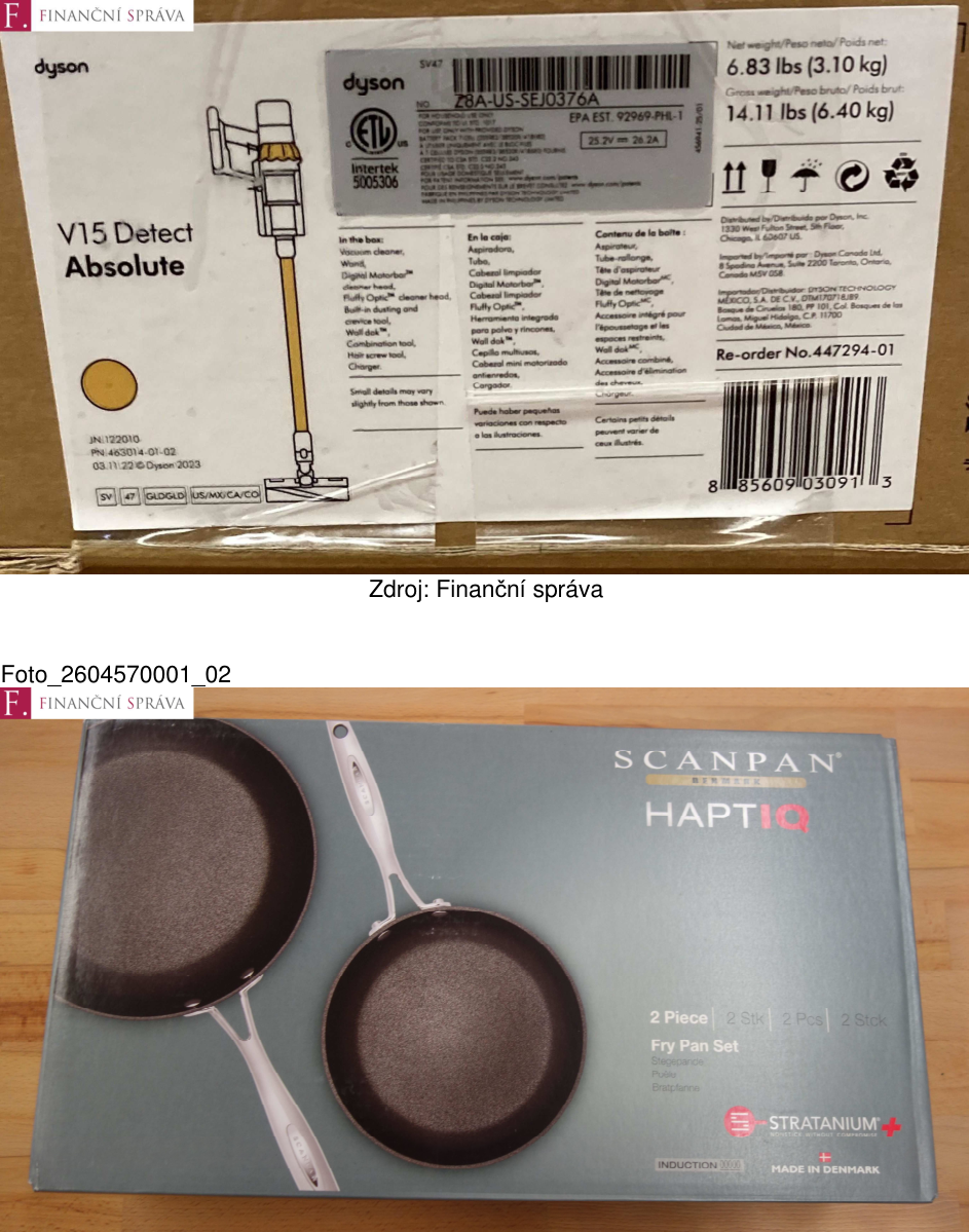 Obrázek obsahuje dvě fotografie zboží zabaveného Finanční správou: 1) Krabice od vysavače Dyson V15 Detect Absolute, model SV47, sériové číslo Z8A-US-SEJ0376A, hmotnost 6.83 lbs (3.10 kg), re-order no. 447294-01. 2) Krabice od sady pánví Scanpan HaptIQ, 2 kusy, vhodné pro indukci, vyrobeno v Dánsku.