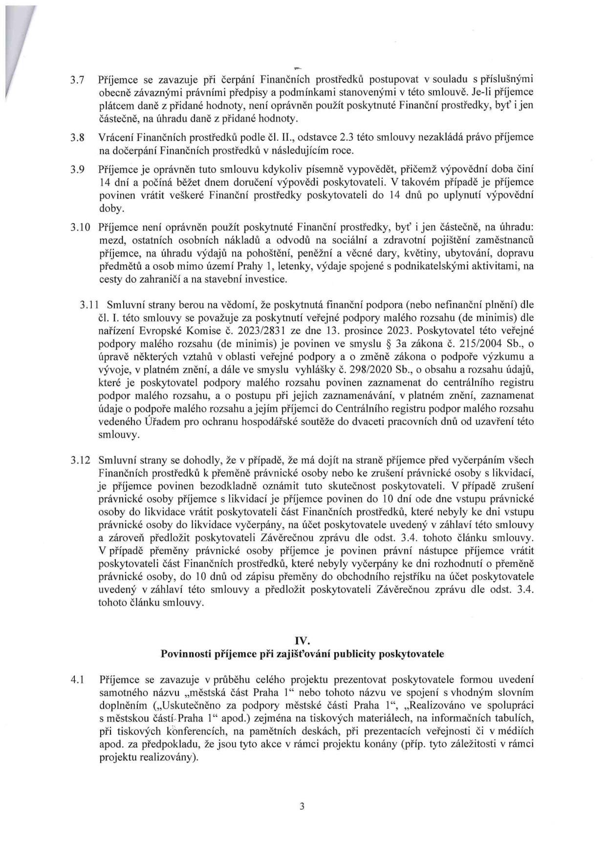 Strana 3 smlouvy obsahující body 3.7 až 4.1. Body 3.7-3.10 definují pravidla pro čerpání a vracení finančních prostředků, včetně zákazu úhrady mezd, odvodů, pohoštění, darů a cestovních nákladů. Bod 3.11 řeší poskytnutí veřejné podpory malého rozsahu (de minimis). Bod 3.12 upravuje postup při zrušení nebo přeměně právnické osoby příjemce. Článek IV, bod 4.1, stanovuje povinnost příjemce prezentovat poskytovatele (městská část Praha 1) v rámci projektu.