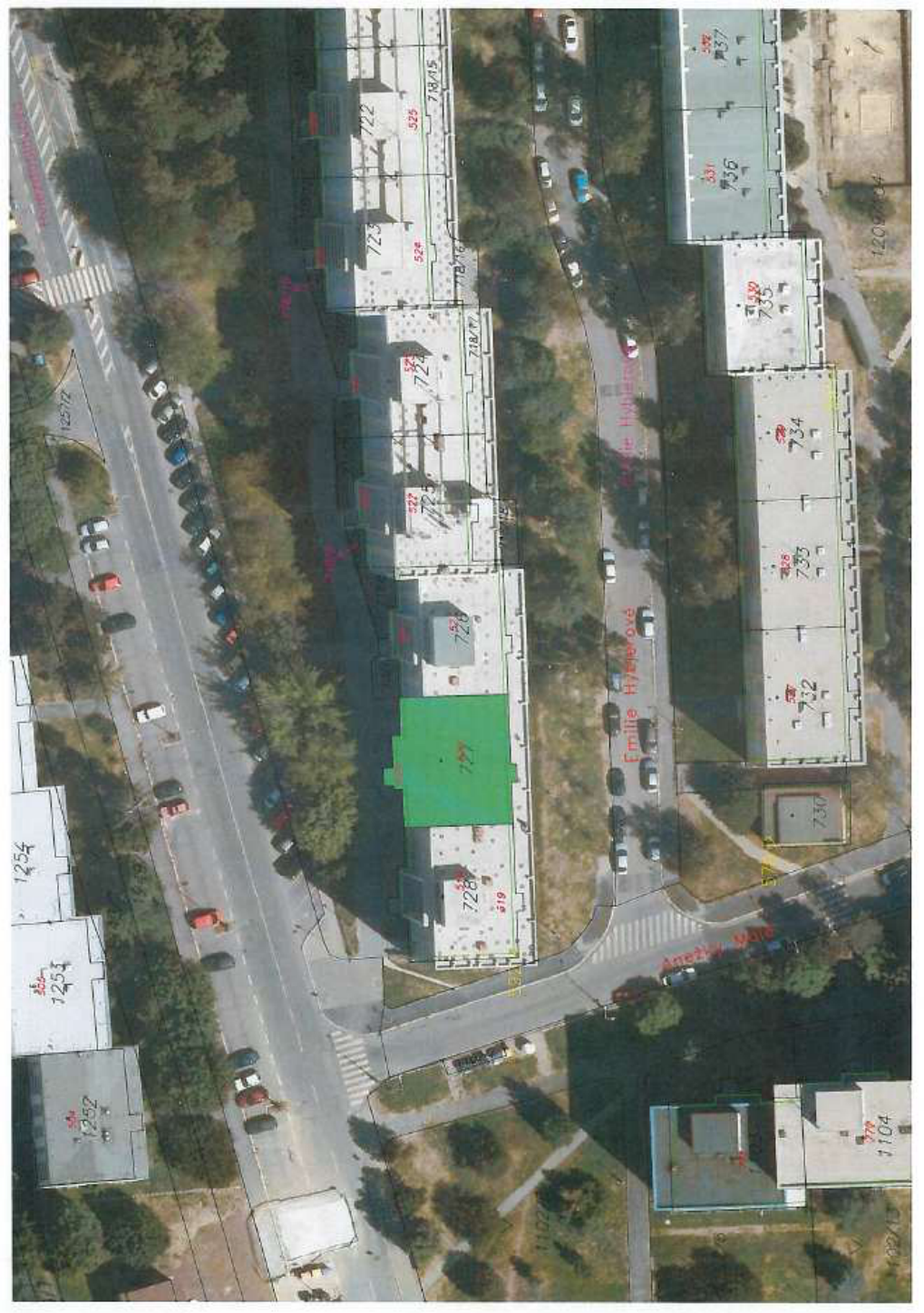 Letecký snímek (ortofoto) s vyznačenými čísly parcel v zastavěné oblasti. Čitelná čísla parcel: 1254, 1253, 1252, 722, 525, 723, 524, 718/15, 718/16, 718/17, 724, 527, 725, 726, 727 (zvýrazněno zeleně), 728, 519, 736, 531, 737, 532, 735, 530, 734, 733, 528, 732, 529, 730, 1104. V mapě jsou vyznačeny ulice: Emilie Hyblerové a Anežky Malé.