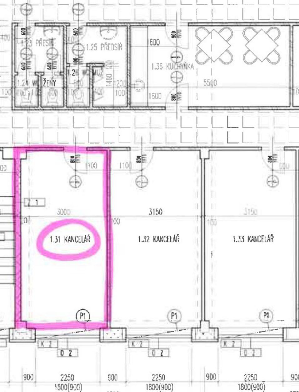 Detailní půdorys vnitřních prostor budovy s označením kanceláří a zázemí.