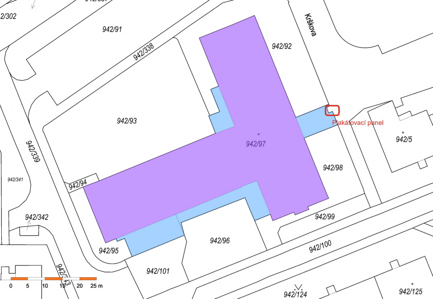 Katastrální situační nákres s vyznačením budovy (fialová barva) a přilehlých ploch (světle modrá barva). V mapě jsou uvedena čísla parcel: 2/302, 942/91, 942/338, 942/93, 942/339, 942/341, 942/342, 942/94, 942/95, 942/101, 942/96, 942/97, 942/98, 942/99, 942/100, 942/124, 942/125, 942/5, 942/92. V pravé horní části je vyznačena ulice 'Krškova'. Červeným rámečkem je označeno místo s popiskem 'Plakátovací panel'. Součástí je grafické měřítko (0, 5, 10, 15, 20, 25 m).