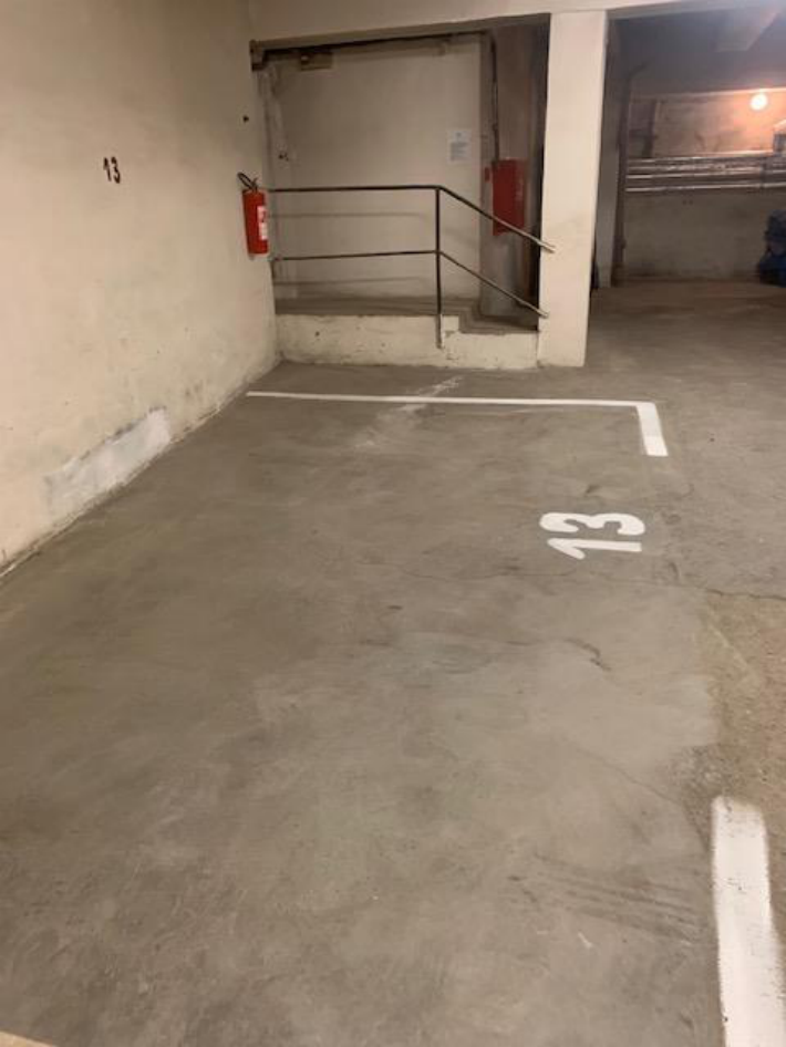 Fotografie parkovacího stání č. 13 v garážovém objektu.