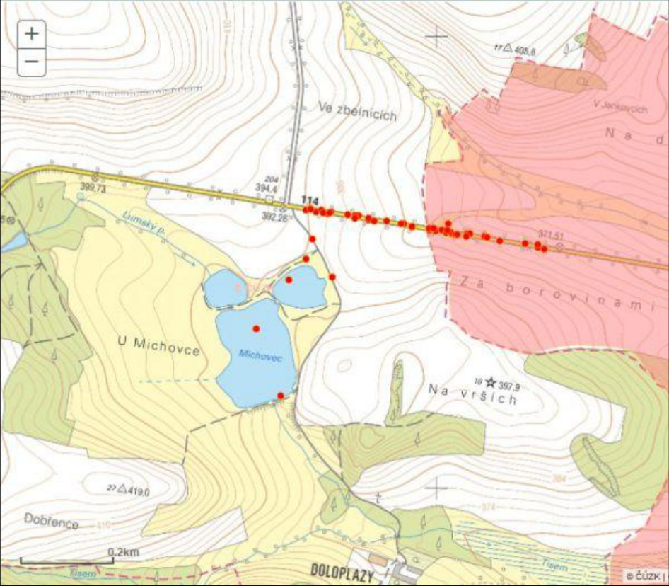Mapa území v okolí obce Doloplazy. Obsahuje topografické prvky, vrstevnice a vodní plochy. Zobrazené textové informace: 'Ve zbelnicích', 'U Michovce', 'Michovec', 'Na vrších', 'Doloplazy', 'Tisem', 'Dobřence', '399.73', '204', '394.4', '392.26', '114', '371.51', '16', '397.9', '27', '419.0', '410', '384', '374', '0.2km', '© ČÚZK'. Mapa obsahuje vyznačenou trasu (pravděpodobně plánovanou stavbu nebo inženýrskou síť) pomocí červených bodů podél linie.