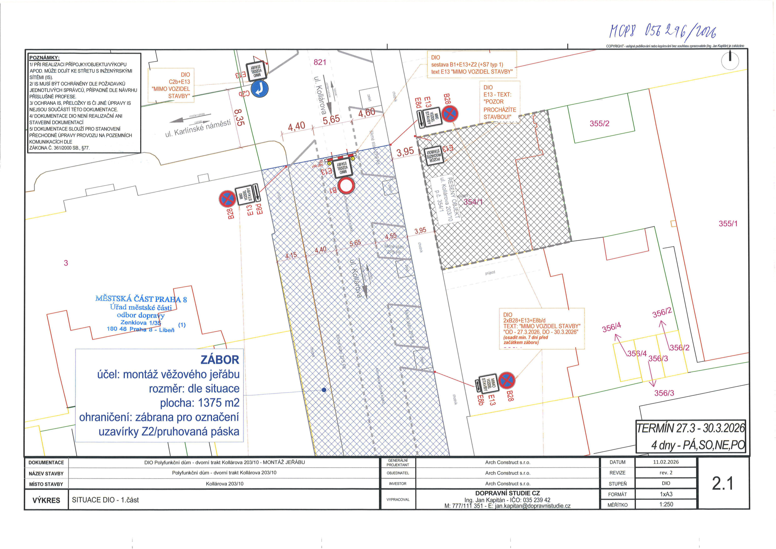 Situační nákres DIO (dopravně inženýrského opatření) pro montáž věžového jeřábu na adrese Kollárova 203/10, Praha 8. Dokument obsahuje: účel (montáž věžového jeřábu), rozměr (dle situace), plocha (1375 m2), ohraničení (zábrana pro označení uzavírky Z2/pruhovaná páska). Termín záboru: 27.3. - 30.3.2026 (4 dny - PÁ, SO, NE, PO). Identifikace dokumentu: MCP8 056296/2026, datum 11.02.2026, revize 2, měřítko 1:250. Projektant: Arch Construct s.r.o., zpracovatel: Dopravní studie CZ, Ing. Jan Kapitán (tel: 777 111 351, email: jan.kapitan@dopravnistudie.cz). Obsahuje technické značení dopravních značek (B28, E13, C2b) a texty upozornění pro řidiče 'MIMO VOZIDEL STAVBY' a 'POZOR PROCHÁZÍTE STAVBOU'.