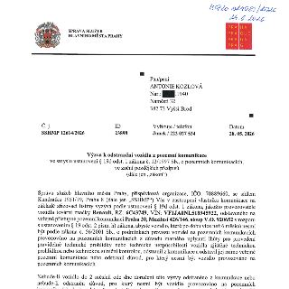 Úřední výzva k odstranění vozidla z pozemní komunikace. Adresát: Antonie Kozlová, nar. 1940, Náměstí 32, 382 73 Vyšší Brod. Vydavatel: Správa služeb hlavního m…