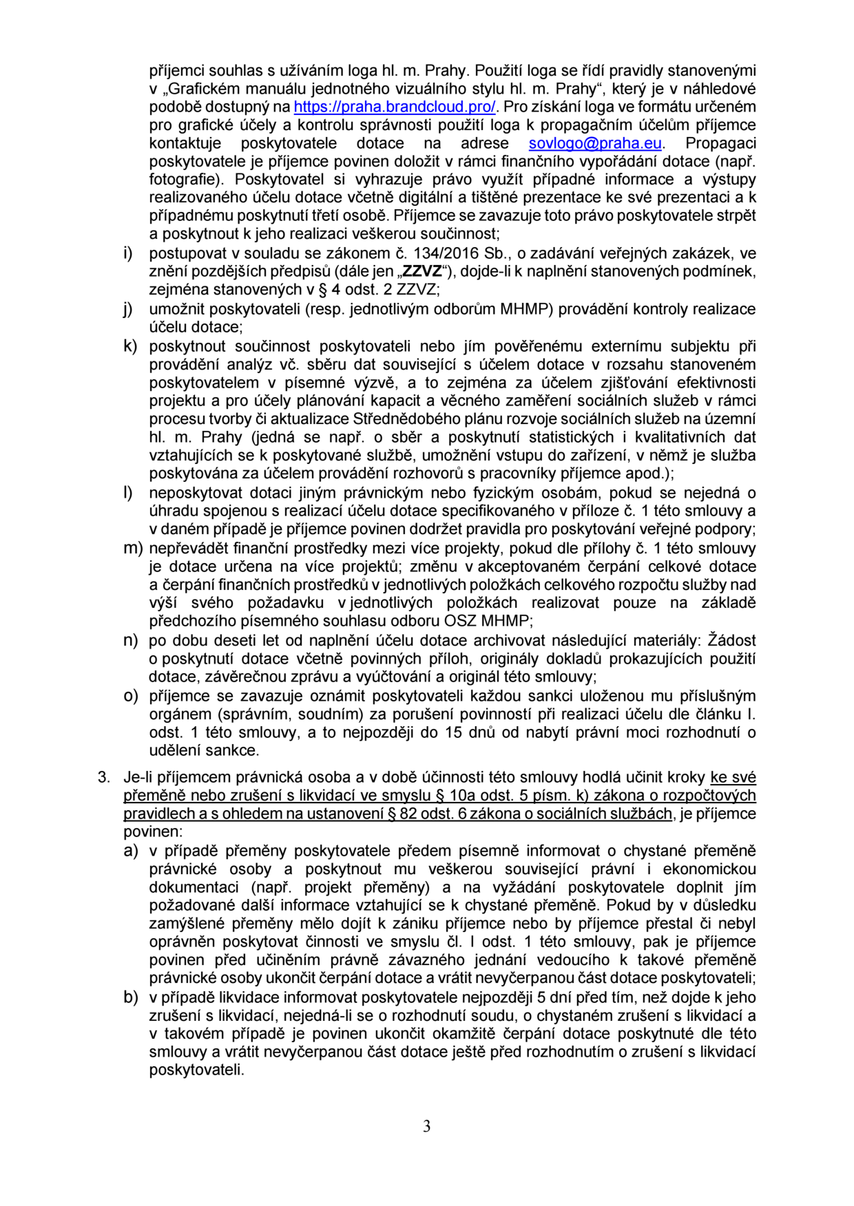 Strana 3 smlouvy o poskytnutí dotace. Obsahuje povinnosti příjemce dotace: i) postupovat dle zákona č. 134/2016 Sb. o zadávání veřejných zakázek, j) umožnit kontrolu realizace, k) poskytnout součinnost při analýzách a sběru dat, l) neposkytovat dotaci dále, m) nepřevádět prostředky mezi projekty bez souhlasu, n) archivovat dokumentaci po dobu 10 let, o) informovat o sankcích. Dále obsahuje článek 3 o povinnostech příjemce při přeměně nebo zrušení s likvidací (a) povinnost informovat o přeměně, b) povinnost informovat o likvidaci 5 dní předem). Obsahuje odkaz na grafický manuál hl. m. Prahy (https://praha.brandcloud.pro/) a e-mail pro dotazy k logu (sovlogo@praha.eu).