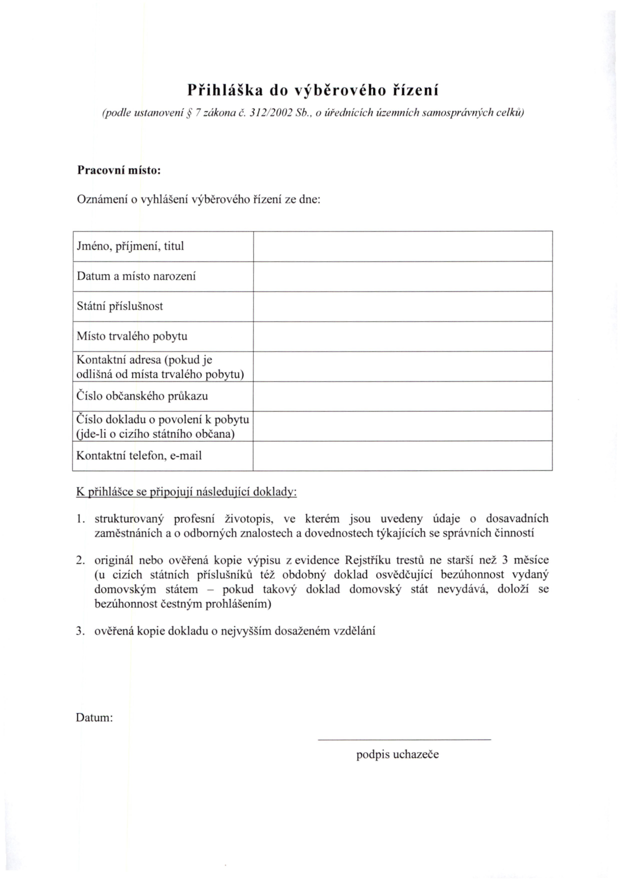 Formulář 'Přihláška do výběrového řízení' (podle ustanovení § 7 zákona č. 312/2002 Sb., o úřednících územních samosprávných celků). Obsahuje pole pro vyplnění: Pracovní místo, Oznámení o vyhlášení výběrového řízení ze dne, Jméno, příjmení, titul, Datum a místo narození, Státní příslušnost, Místo trvalého pobytu, Kontaktní adresa, Číslo občanského průkazu, Číslo dokladu o povolení k pobytu, Kontaktní telefon, e-mail. Dále uvádí seznam povinných příloh: 1. strukturovaný profesní životopis, 2. originál nebo ověřená kopie výpisu z evidence Rejstříku trestů ne starší než 3 měsíce, 3. ověřená kopie dokladu o nejvyšším dosaženém vzdělání. Dokument obsahuje místo pro datum a podpis uchazeče.