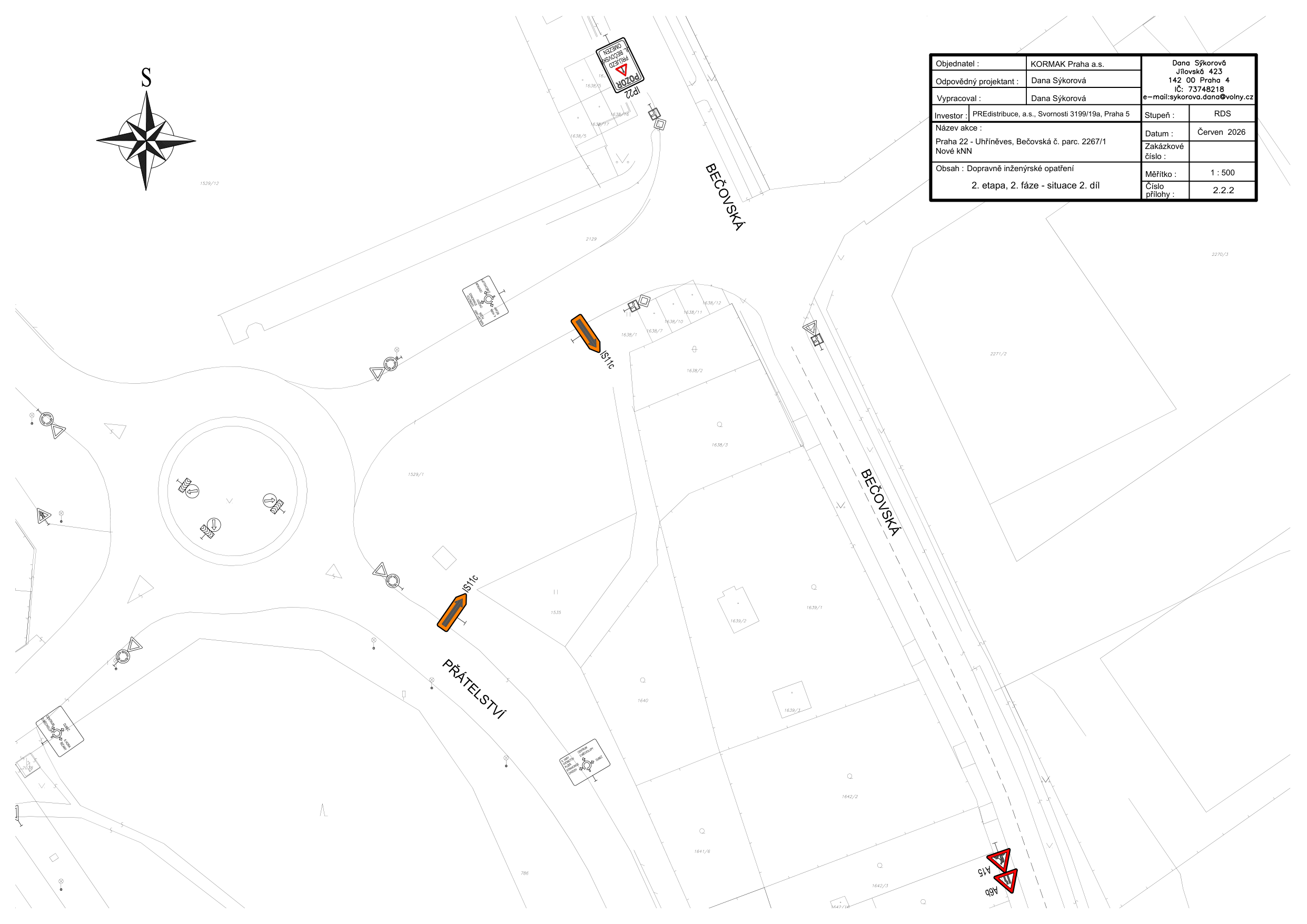 Situační nákres dopravně inženýrského opatření pro stavbu 'Praha 22 - Uhříněves, Bečovská č. parc. 2267/1 Nové kNN'. Dokument obsahuje: Objednatel: KORMAK Praha a.s., Odpovědný projektant: Dana Sýkorová, Vypracoval: Dana Sýkorová, Investor: PREdistribuce, a.s., Svornosti 3199/19a, Praha 5, Stupeň: RDS, Datum: Červen 2026, Zakázkové číslo: 2.2.2, Měřítko: 1:500. V mapě jsou vyznačeny ulice Bečovská a Přátelství, orientační značky IS11c a další dopravní značení.
