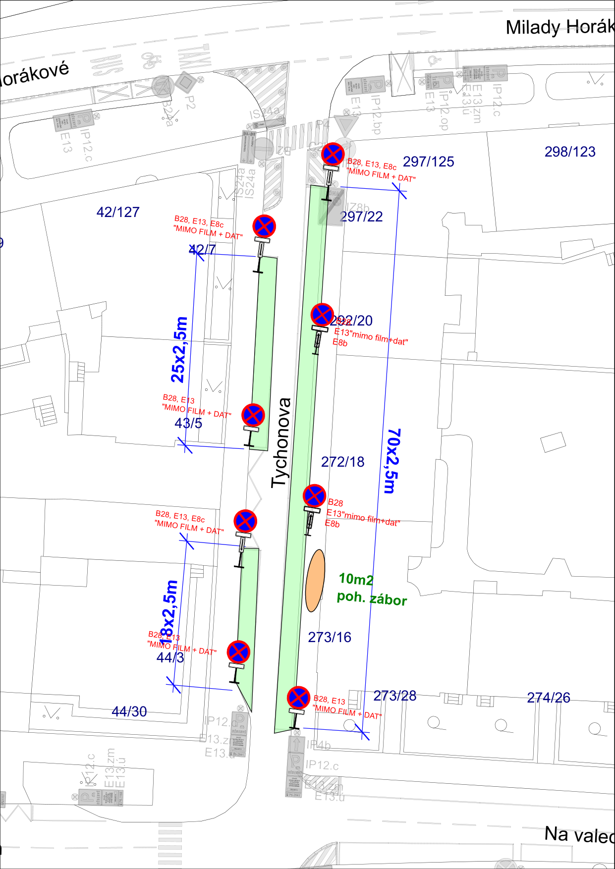 Situační nákres dopravního značení a záborů na ulici Tychonova. Zobrazeny jsou úseky s dopravním značením B28 (zákaz zastavení), E13 (dodatková tabulka) a E8c (směrová šipka), s poznámkou 'MIMO FILM + DAT'. Vyznačeny jsou rozměry záborů (např. 25x2,5m, 70x2,5m, 18x2,5m) a plocha '10m2 poh. zábor'. V mapě jsou uvedena čísla parcel (např. 42/127, 43/5, 44/3, 297/125, 297/22, 292/20, 272/18, 273/16, 273/28, 274/26). Ulice v okolí: Milady Horákové, Na Valech.