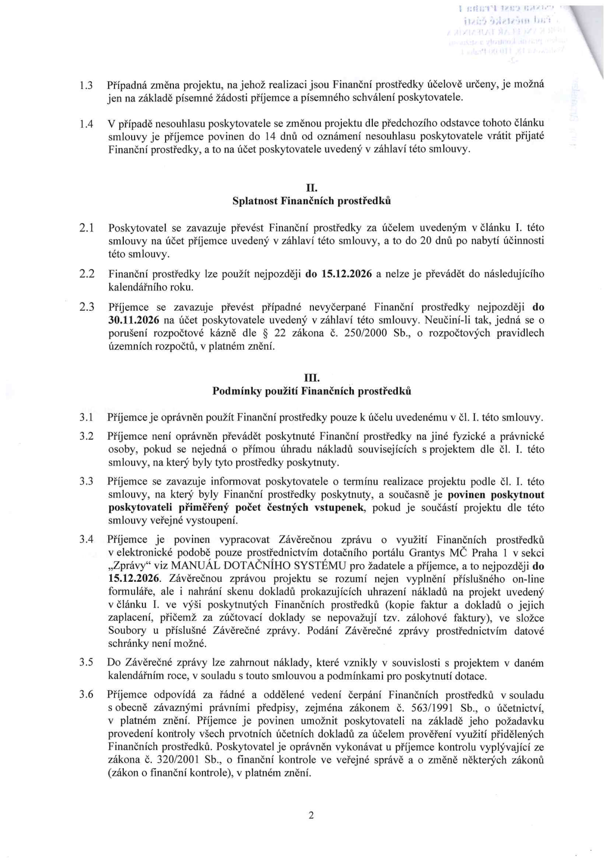 Strana 2 smlouvy o poskytnutí finančních prostředků. Obsahuje články: 1.3 Změna projektu možná na základě písemné žádosti a schválení. 1.4 Povinnost vrátit prostředky do 14 dnů při nesouhlasu poskytovatele. II. Splatnost finančních prostředků: 2.1 Převod prostředků do 20 dnů od účinnosti smlouvy. 2.2 Prostředky lze použít do 15.12.2026. 2.3 Nevyčerpané prostředky nutno vrátit do 30.11.2026. III. Podmínky použití finančních prostředků: 3.1 Použití pouze k účelu smlouvy. 3.2 Zákaz převodu na jiné osoby. 3.3 Povinnost informovat o termínu a poskytnout čestné vstupenky. 3.4 Povinnost vypracovat Závěrečnou zprávu přes dotační portál Grantys MČ Praha 1 do 15.12.2026 včetně doložení faktur a dokladů o zaplacení. 3.5 Zahrnutí nákladů vzniklých v daném kalendářním roce. 3.6 Povinnost řádného vedení účetnictví dle zákona č. 563/1991 Sb. a umožnění kontroly dle zákona č. 320/2001 Sb.