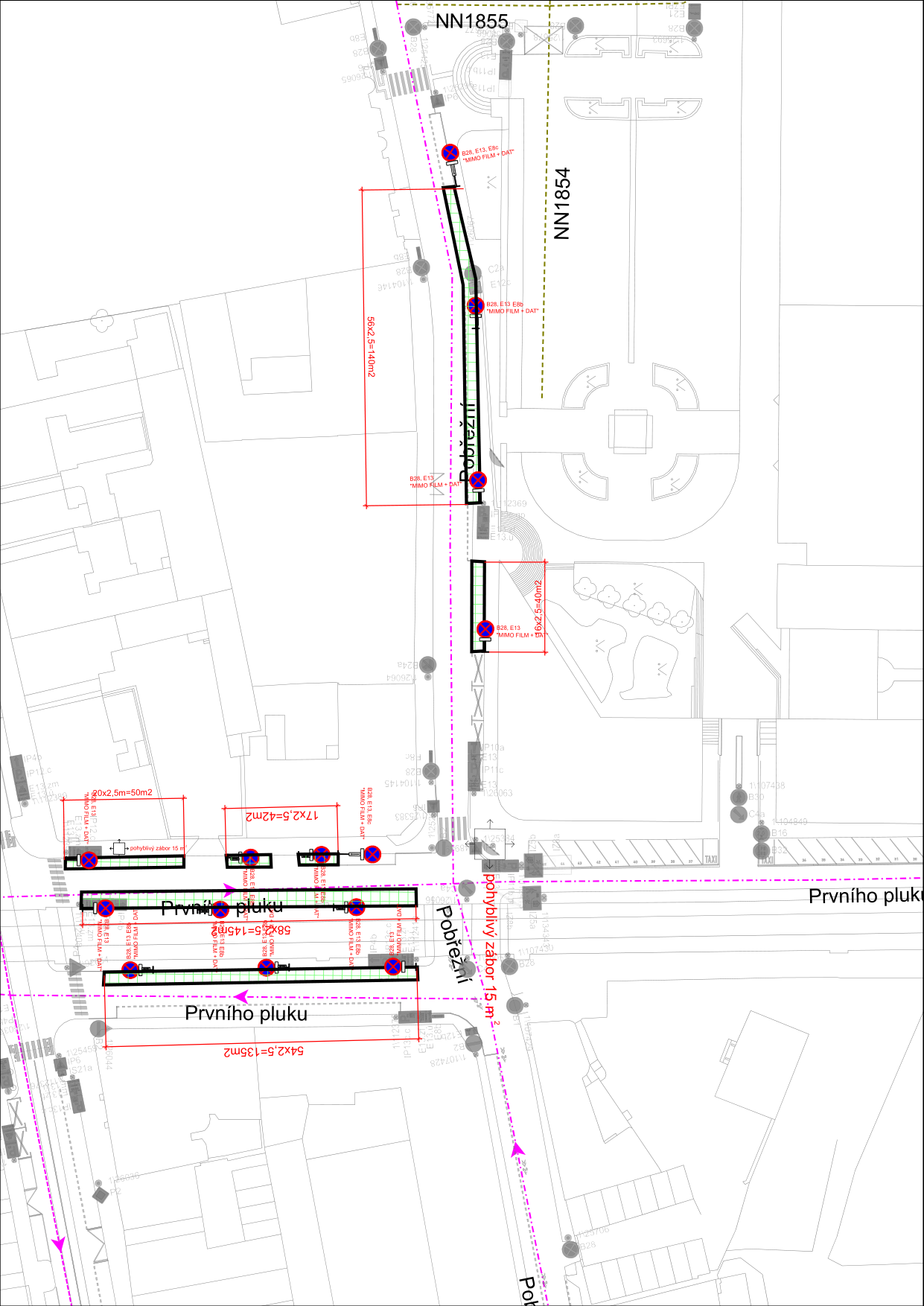 Situační nákres dopravního značení a záborů na ulici Pobřežní. Obsahuje vyznačené plochy záborů s rozměry: 56x2,5=140m2, 16x2,5=40m2, 20x2,5=50m2, 17x2,5=42m2, 58x2,5=145m2 a 54x2,5=135m2. Dále je v plánu vyznačena ulice 'Pobřežní', 'Prvního pluku' a 'pohyblivý zábor 15 m'. V mapě jsou zakresleny značky zákazu v zastavení (B28) a dodatkové tabulky (E13, E8b, 'MIMO FILM + DAT').