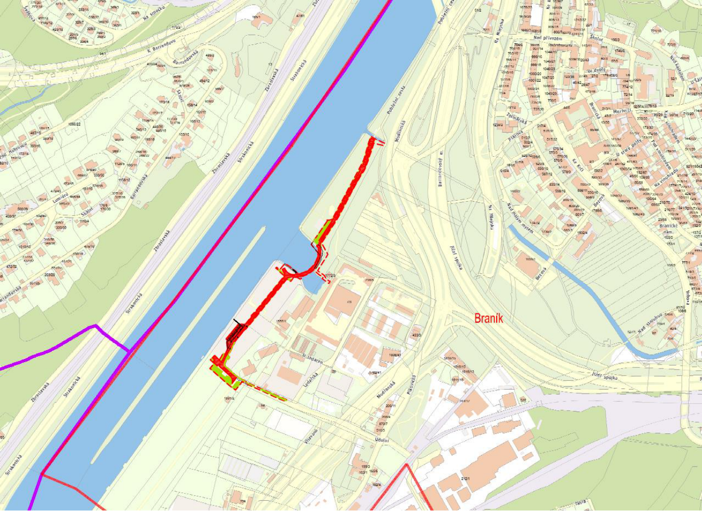 Situační plán stavby v oblasti Braník, Praha. Mapa zobrazuje vyznačenou trasu (červená linie) podél řeky Vltavy v blízkosti ulice Modřanská a Ledárenská. Čitelné názvy ulic a lokalit: Braník, Modřanská, Ledárenská, Strakonická, Barrandovský most, Pobřežní cesta, Na Mlejnku, Nad malým mýtem, Bezová, Vltavanů, Údolní.