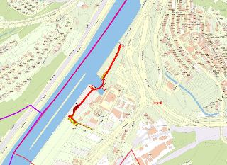 Situační plán stavby v oblasti Braník, Praha. Mapa zobrazuje vyznačenou trasu (červená linie) podél řeky Vltavy v blízkosti ulice Modřanská a Ledárenská. Čitel…