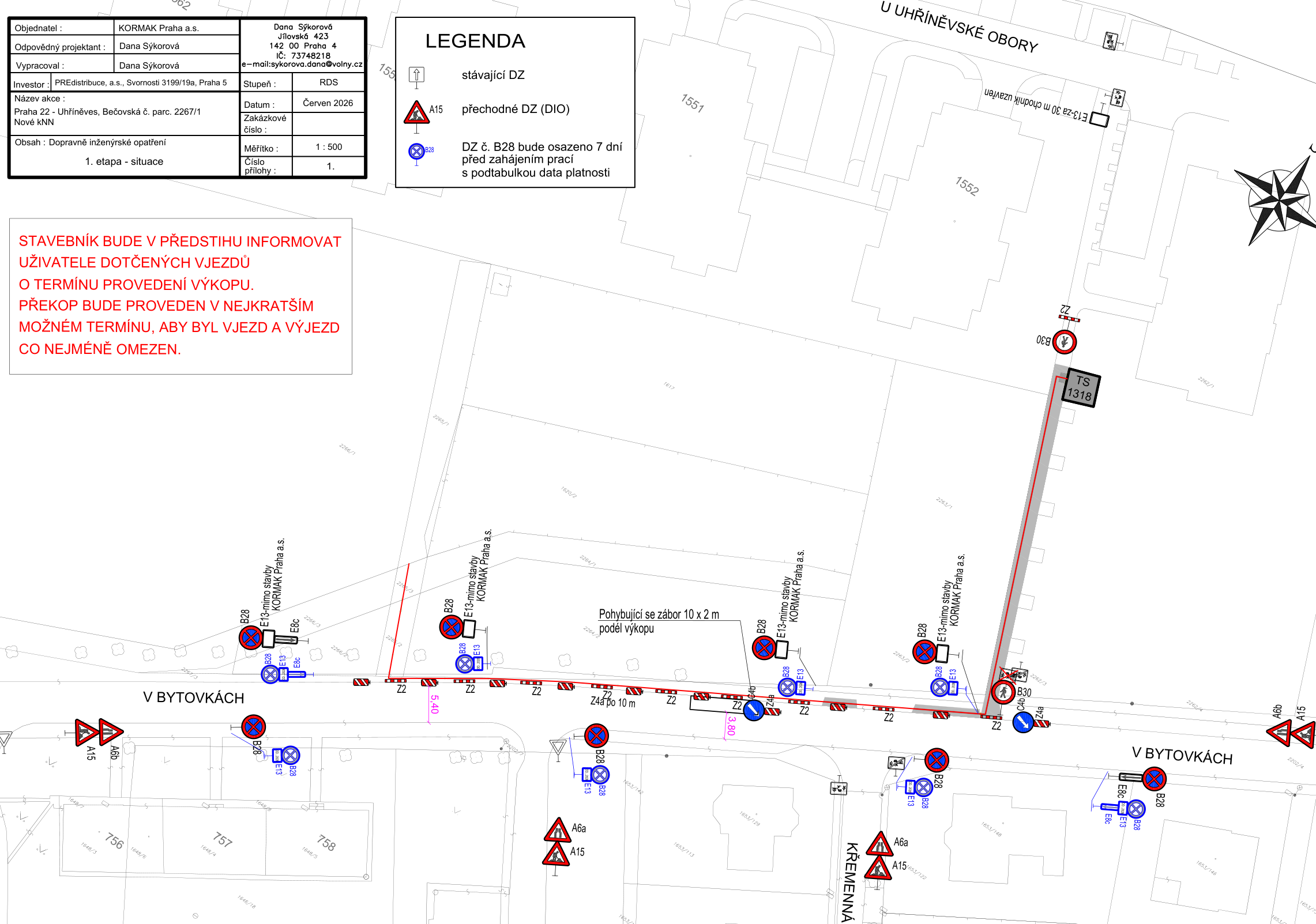 Projektová dokumentace (RDS) pro stavbu 'Nové kNN' v lokalitě Praha 22 - Uhříněves, Bečovská č. parc. 2267/1. Investor: PREdistribuce, a.s., zhotovitel: KORMAK Praha a.s., projektant: Dana Sýkorová. Dokument obsahuje situační nákres 1. etapy výstavby s vyznačeným záborem (10 x 2 m) podél výkopu v ulici V Bytovkách a u TS 1318. Obsahuje legendu dopravního značení (stávající DZ, přechodné DZ, DZ č. B28 s datem platnosti). Upozornění pro stavebníka: nutnost informovat uživatele vjezdů o termínu výkopu a provést překop v co nejkratším termínu. Datum projektu: červen 2026, měřítko 1:500.