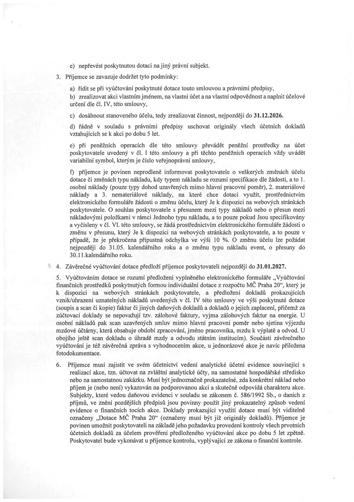 Výňatek ze smlouvy o poskytnutí dotace MČ Praha 20. Obsahuje povinnosti příjemce dotace: e) zákaz převodu dotace na jiný subjekt. Bod 3: podmínky (a) řídit se předpisy, b) realizovat akci vlastním jménem, c) termín realizace do 31.12.2026, d) archivace dokladů 5 let, e) uvádění variabilního symbolu, f) postup při změnách účelu dotace a přesunech mezi typy nákladů (osobní, materiálové, nemateriálové). Bod 4: termín závěrečného vyúčtování do 31.01.2027. Bod 5: specifikace náležitostí vyúčtování (elektronický formulář, doklady o úhradě, mzdové listy). Bod 6: požadavky na účetní evidenci, označení dokladů 'Dotace MČ Praha 20' a povinnost umožnit kontrolu.