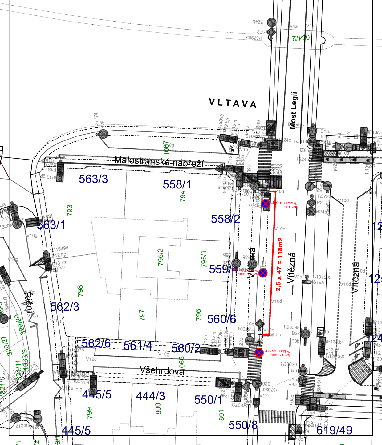 Katastrální situační plán oblasti v Praze u Vltavy. Zobrazené ulice: Malostranské nábřeží, Vítězná, Všehrdova. Zobrazená čísla parcel: 1067, 563/3, 558/1, 558/2, 563/1, 793, 795/2, 795/1, 559/2, 562/3, 798, 797, 796, 560/6, 562/6, 561/4, 560/2, 445/5, 444/3, 550/1, 799, 800, 801, 550/8, 619/49, 320/27, 320/20, 1063/3, 321/8, 324/11. V mapě je červeně vyznačena úsečka s popiskem '2,5 x 47 = 118m2' a značky zákazu vjezdu s textem 'MIMO FILM+DAT'.