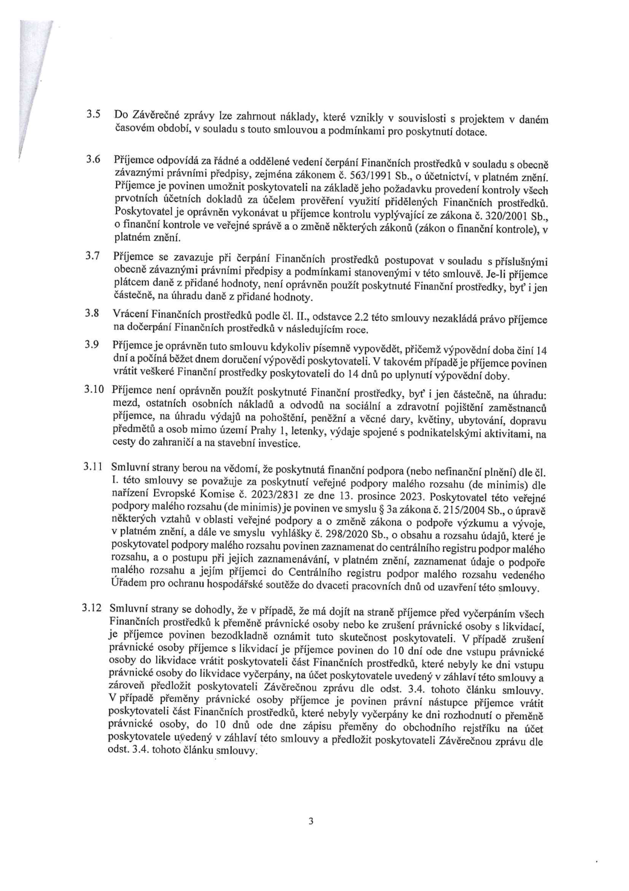 Strana 3 smlouvy o poskytnutí dotace obsahující body 3.5 až 3.12. Klíčové informace: 3.5 Zahrnutí nákladů do závěrečné zprávy. 3.6 Povinnost řádného vedení účetnictví a umožnění kontroly dle zákona č. 563/1991 Sb. a 320/2001 Sb. 3.7 Zákaz použití dotace na úhradu DPH, pokud je příjemce plátcem. 3.8 Vrácení prostředků nezakládá právo na dočerpání v dalším roce. 3.9 Možnost výpovědi smlouvy s 14denní výpovědní lhůtou. 3.10 Výčet neuznatelných nákladů (mzdy, pohoštění, dary, květiny, ubytování, doprava mimo Prahu 1, letenky, podnikatelské aktivity, stavební investice). 3.11 Informace o poskytnutí veřejné podpory malého rozsahu (de minimis) dle nařízení Komise č. 2023/283 a zákona č. 215/2004 Sb. 3.12 Postup při přeměně nebo zrušení právnické osoby příjemce (povinnost oznámení a vrácení nevyčerpaných prostředků).