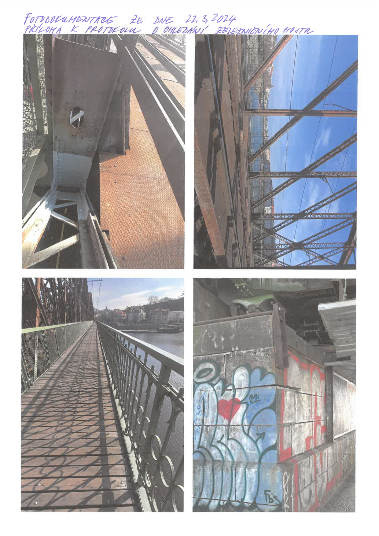 Fotodokumentace ze dne 22. 3. 2024, příloha k protokolu o ohledání železničního mostu. Dokument obsahuje čtyři fotografie zachycující detaily konstrukce železničního mostu, lávku pro pěší a pilíř mostu s graffiti.
