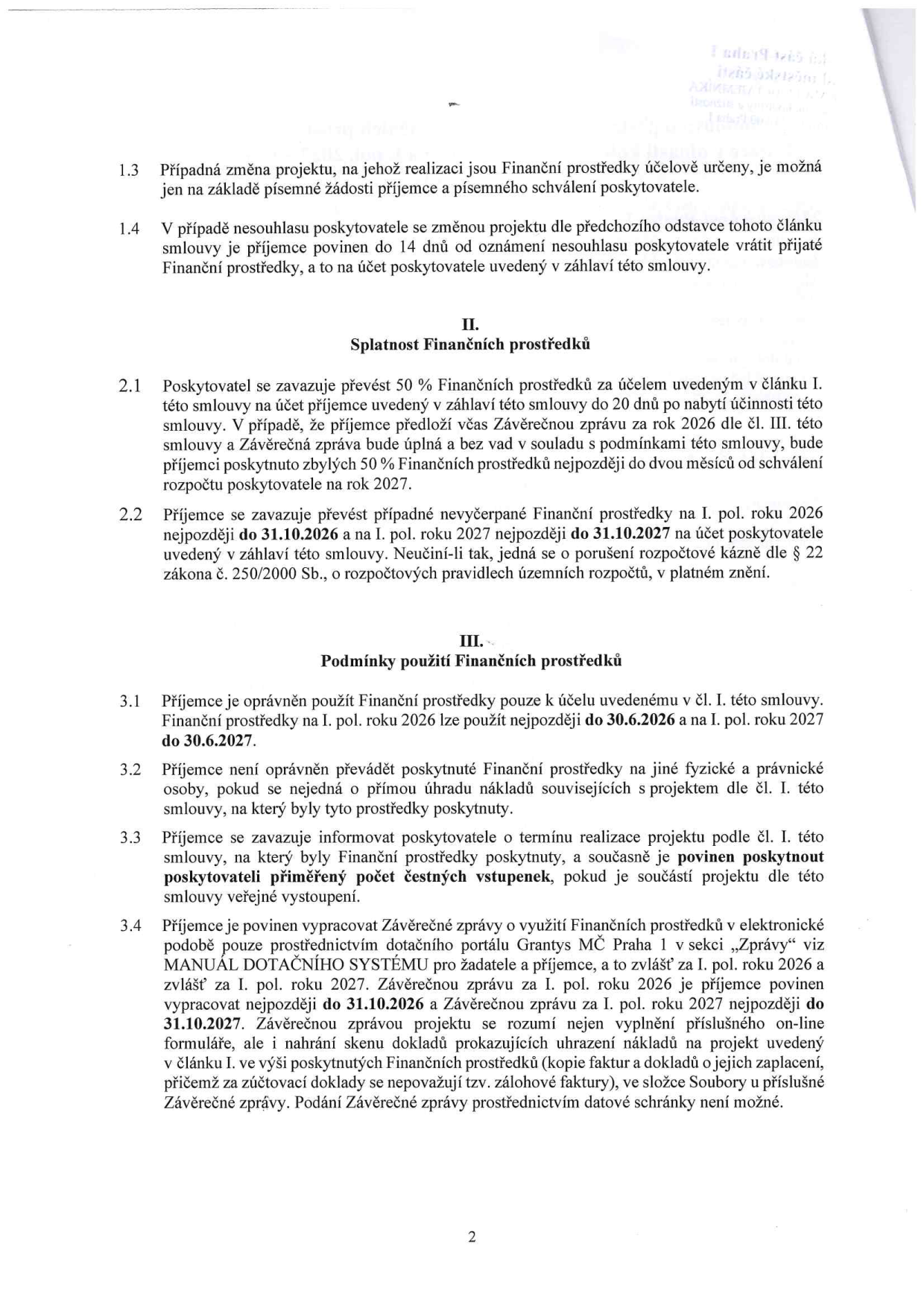 Strana 2 smlouvy o poskytnutí finančních prostředků. Obsahuje body: 1.3 (změna projektu), 1.4 (nesouhlas poskytovatele), II. Splatnost finančních prostředků (2.1: výplata 50 % v roce 2026 a 2027, 2.2: vrácení nevyčerpaných prostředků), III. Podmínky použití finančních prostředků (3.1: termíny použití do 30.6.2026 a 30.6.2027, 3.2: zákaz převodu na jiné osoby, 3.3: povinnost poskytnout čestné vstupenky, 3.4: povinnost vypracovat závěrečné zprávy elektronicky přes dotační portál Granty MČ Praha 1 do 31.10.2026 a 31.10.2027 včetně doložení účetních dokladů).