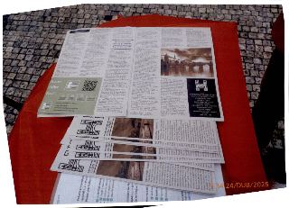 Turistický informační leták/noviny 'PRAGUE PANORAMA EXTRA', vydání č. 1/2025, datum vydání 14.03.2025. Obsahuje texty o historii a památkách Prahy (Vyšehrad, A…