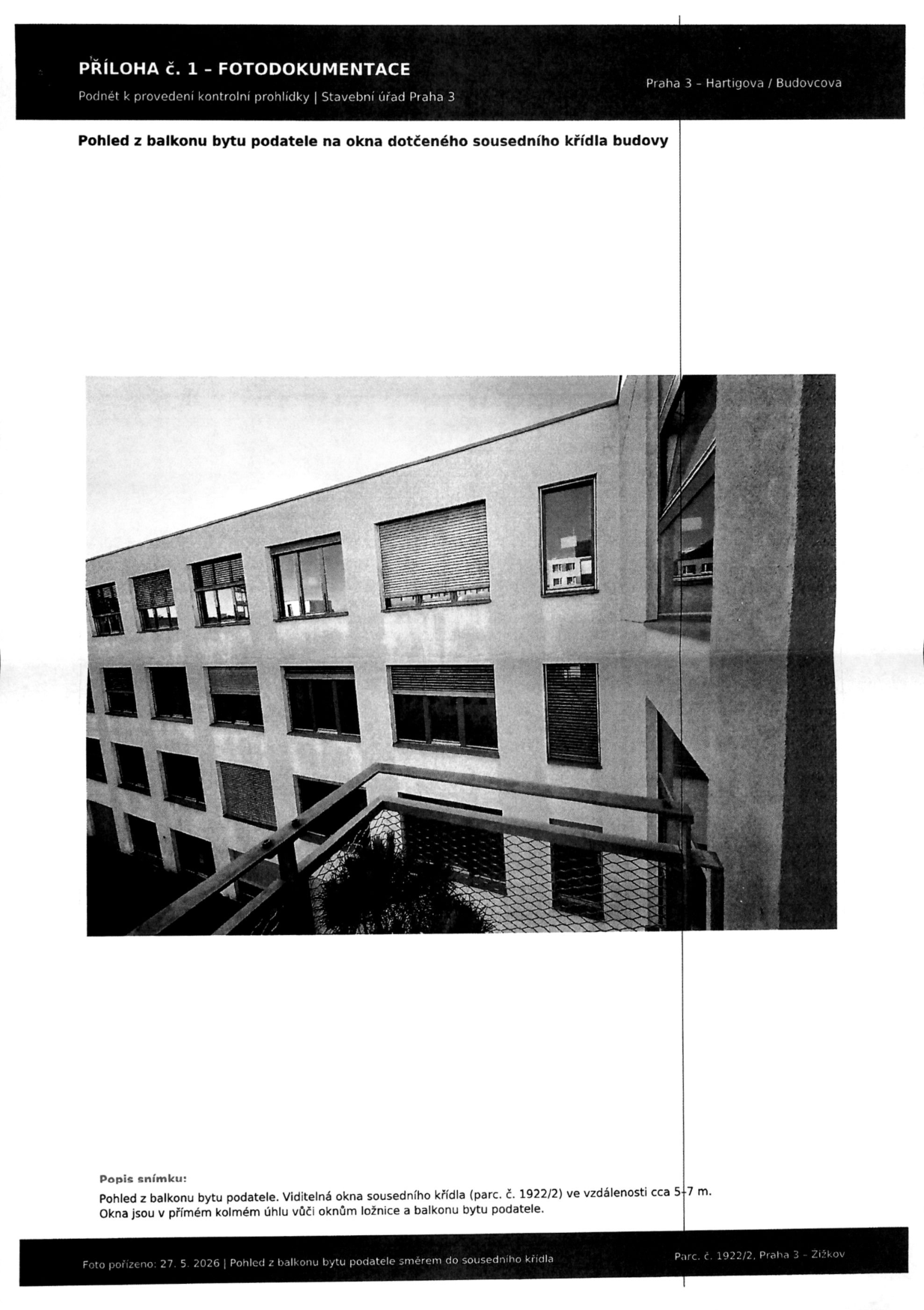 Příloha č. 1 - Fotodokumentace. Podnět k provedení kontrolní prohlídky | Stavební úřad Praha 3. Praha 3 - Hartigova / Budovcova. Pohled z balkonu bytu podatele na okna dotčeného sousedního křídla budovy. Popis snímku: Pohled z balkonu bytu podatele. Viditelná okna sousedního křídla (parc. č. 1922/2) ve vzdálenosti cca 5-7 m. Okna jsou v přímém kolmém úhlu vůči oknům ložnice a balkonu bytu podatele. Foto pořízeno: 27. 5. 2026 | Pohled z balkonu bytu podatele směrem do sousedního křídla. Parc. č. 1922/2, Praha 3 - Žižkov.