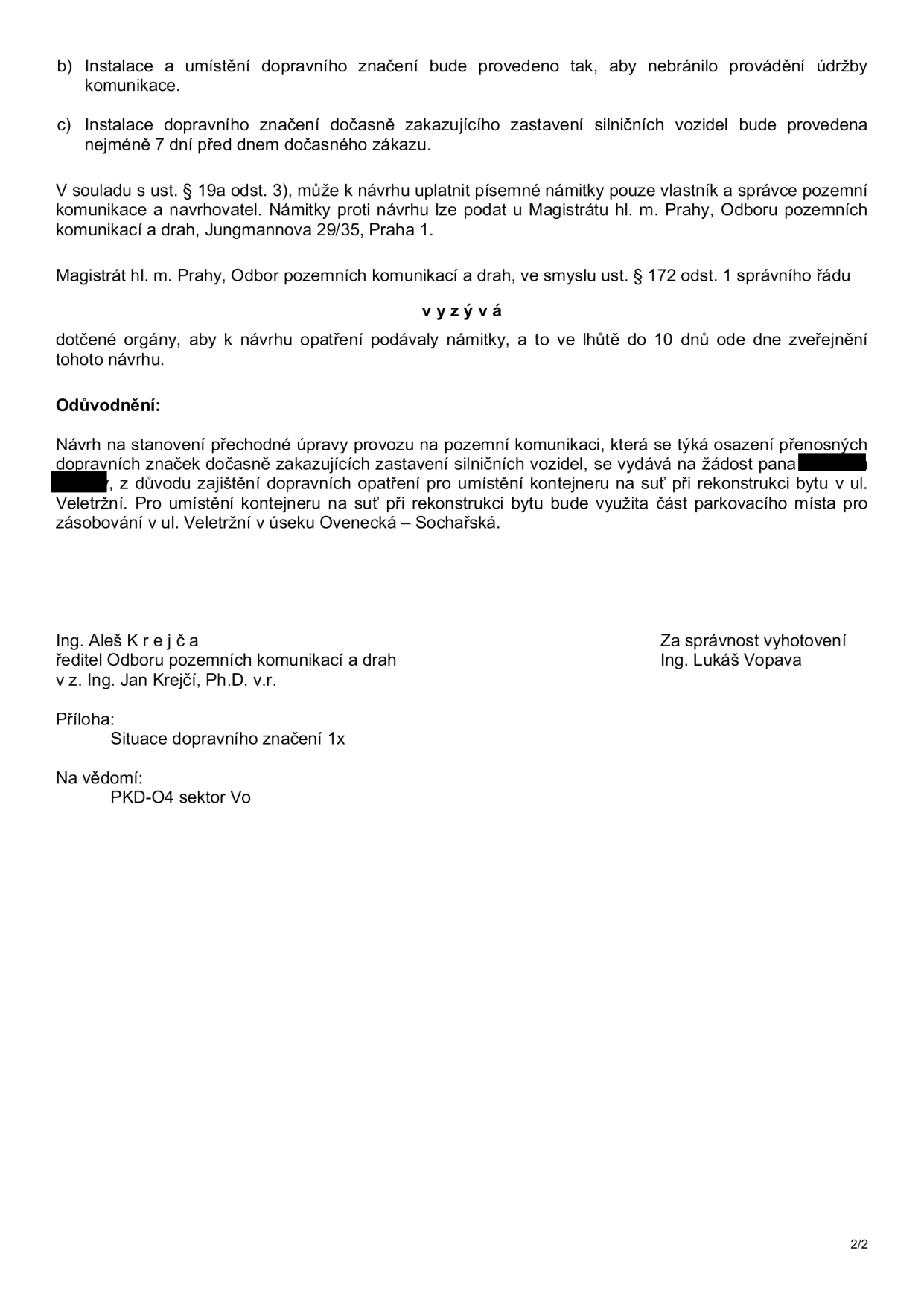 Druhá strana úředního oznámení o stanovení přechodné úpravy provozu na pozemní komunikaci. Obsahuje podmínky instalace dopravního značení (nebránění údržbě, instalace 7 dní předem), poučení o možnosti podání námitek u Magistrátu hl. m. Prahy (Jungmannova 29/35, Praha 1) do 10 dnů od zveřejnění. Odůvodnění: umístění kontejneru na suť při rekonstrukci bytu v ul. Veletržní, využití části parkovacího místa pro zásobování v úseku Veletržní (Ovenecká – Sochařská). Dokument podepsán za ředitele odboru Ing. Alešem Krejčou (v z. Ing. Jan Krejčí, Ph.D.) a za správnost Ing. Lukášem Vopavou. Příloha: Situace dopravního značení 1x. Na vědomí: PKD-O4 sektor Vo.
