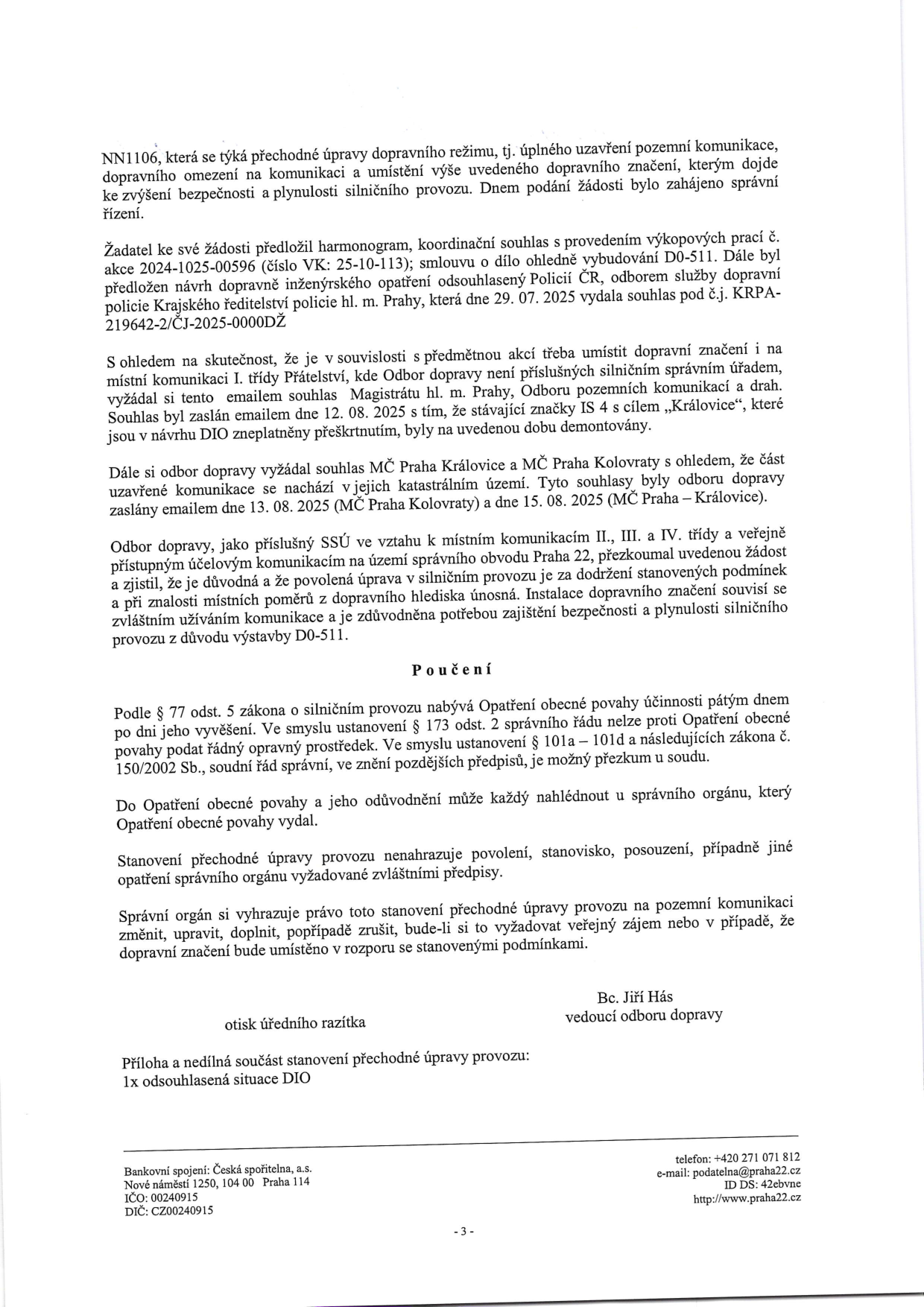 Úřední dokument (strana 3) týkající se přechodné úpravy dopravního režimu (úplné uzavření pozemní komunikace) v souvislosti s výstavbou D0-511. Dokument obsahuje: odůvodnění žádosti, zmínku o harmonogramu a souhlasu Policie ČR (č.j. KRPA-219642-2/ČJ-2025-0000DŽ), vyjádření k dopravnímu značení (IS 4 'Královice'), souhlasy MČ Praha-Královice a MČ Praha-Kolovraty, poučení o právních prostředcích dle zákona č. 150/2002 Sb., podpis Bc. Jiřího Hása (vedoucí odboru dopravy) a informaci o příloze (odsouhlasená situace DIO). Kontakt: Úřad městské části Praha 22, Nové náměstí 1250, 104 00 Praha 114, tel: +420 271 071 812, e-mail: podatelna@praha22.cz, ID DS: 42ebvne.
