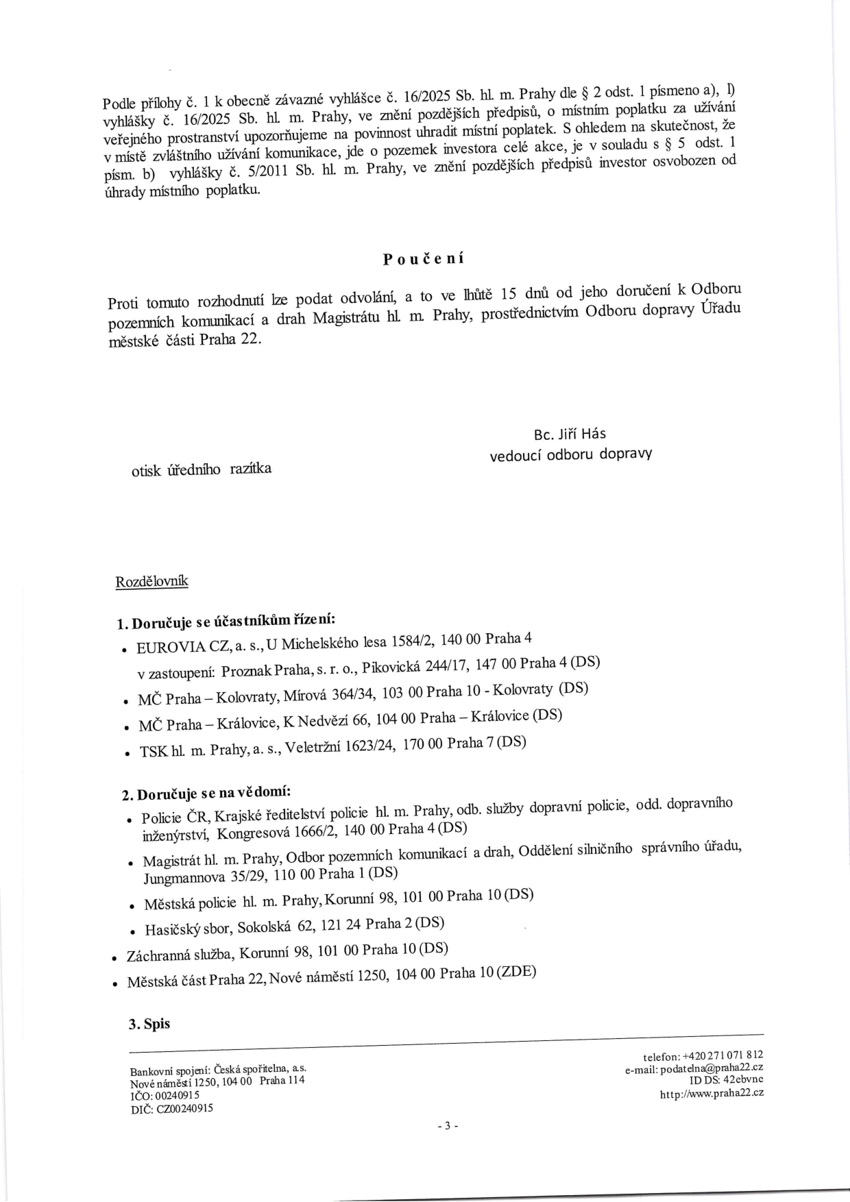 Úřední dokument (strana 3) týkající se místního poplatku za užívání veřejného prostranství dle vyhlášky č. 16/2025 Sb. hl. m. Prahy. Obsahuje poučení o možnosti odvolání do 15 dnů k Odboru pozemních komunikací a drah Magistrátu hl. m. Prahy prostřednictvím Odboru dopravy Úřadu městské části Praha 22. Podepsán Bc. Jiřím Háskem, vedoucím odboru dopravy. Rozdělovník obsahuje účastníky řízení: EUROVIA CZ, a. s. (zastoupená Proznak Praha, s. r. o.), MČ Praha – Kolovraty, MČ Praha – Královice, TSK hl. m. Prahy, a. s. Dále jsou uvedeny dotčené orgány: Policie ČR, Magistrát hl. m. Prahy, Městská policie hl. m. Prahy, Hasičský sbor, Záchranná služba a Městská část Praha 22. Kontakt: Úřad městské části Praha 22, Nové náměstí 1250, 104 00 Praha 10, tel: +420 271 071 812, e-mail: podatelna@praha22.cz, ID DS: 42ebvne.