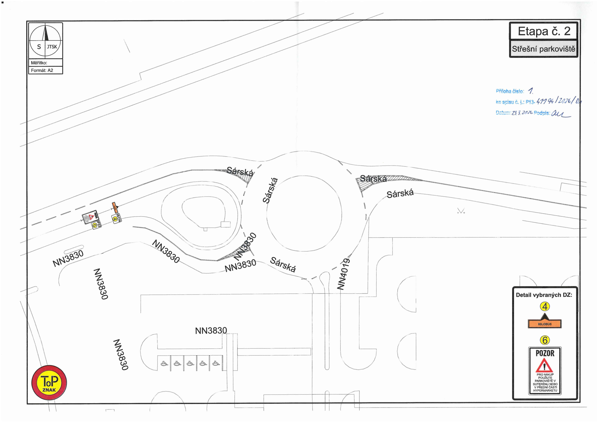 Situační nákres dopravního značení na komunikaci v blízkosti parkoviště.