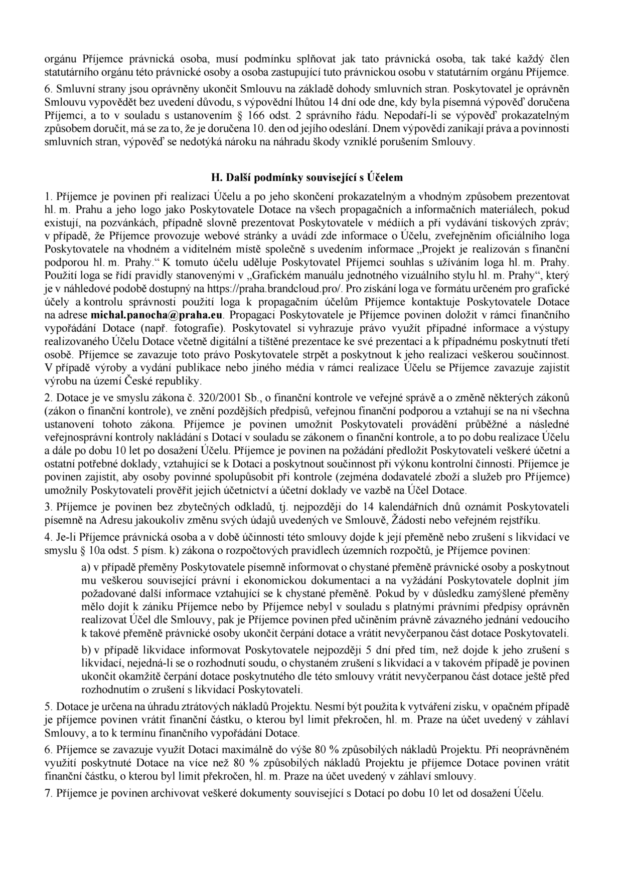 Text dokumentu obsahující část 'H. Další podmínky související s Účelem'. Body 1-7 specifikují povinnosti příjemce dotace: 1. Prezentace hl. m. Prahy (logo, grafický manuál, kontakt michal.panocha@praha.eu), 2. Podléhání finanční kontrole po dobu 10 let, 3. Ohlašovací povinnost změn údajů do 14 dnů, 4. Postup při přeměně nebo zrušení příjemce s likvidací, 5. Dotace je určena na ztrátové náklady, nesmí tvořit zisk, 6. Omezení dotace na max. 80 % způsobilých nákladů, 7. Archivace dokumentů po dobu 10 let.