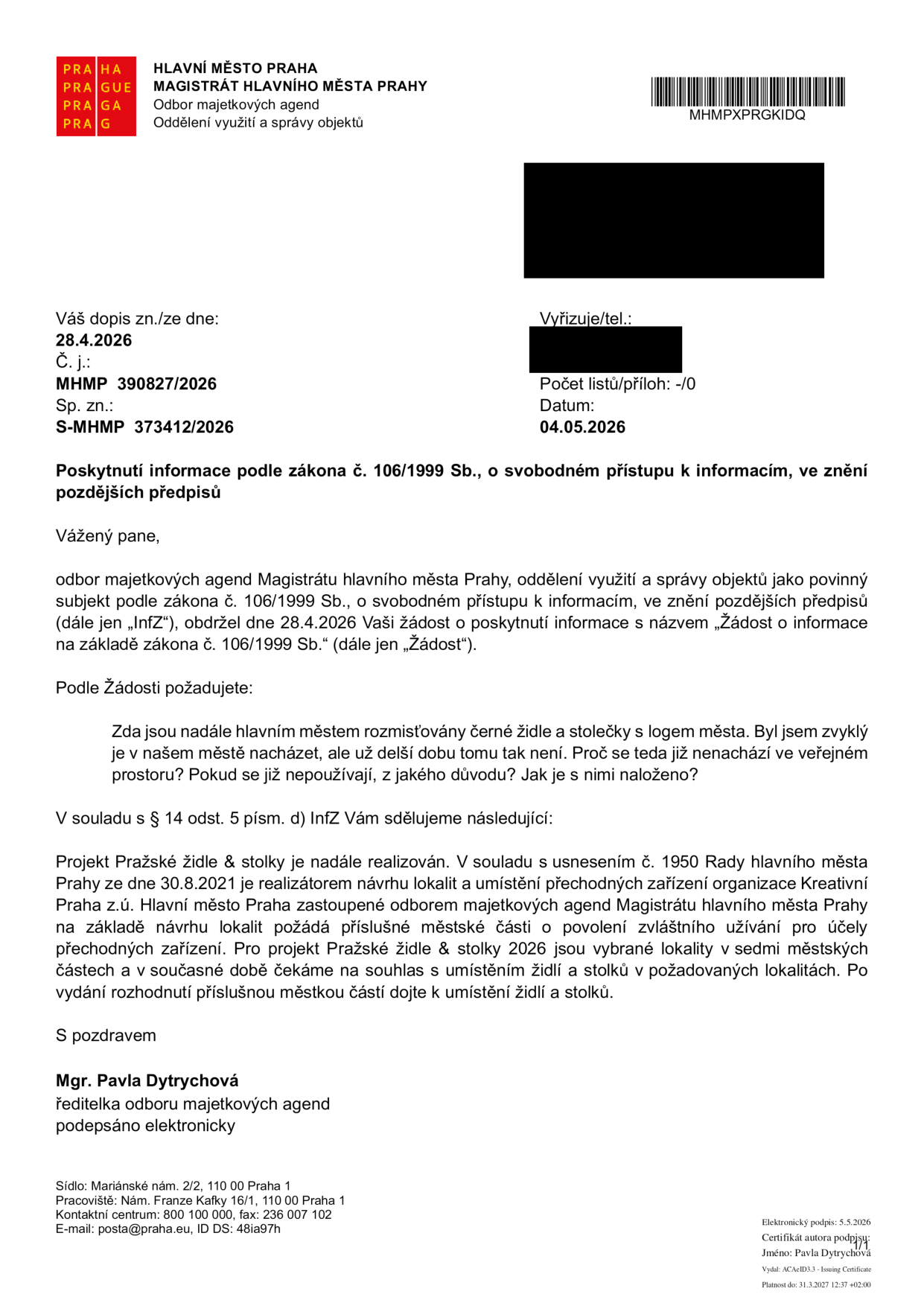 Úřední odpověď Magistrátu hlavního města Prahy ze dne 04.05.2026 (č.j. MHMP 390827/2026, sp. zn. S-MHMP 373412/2026) na dotaz ohledně rozmístění černých židlí a stolečků s logem města. Odpověď uvádí, že projekt 'Pražské židle & stolky' pokračuje, realizuje jej organizace Kreativní Praha z.ú. na základě usnesení č. 1950 Rady hl. m. Prahy ze dne 30.8.2021. V současné době se čeká na souhlasy příslušných městských částí pro rok 2026. Podepsala Mgr. Pavla Dytrychová, ředitelka odboru majetkových agend.