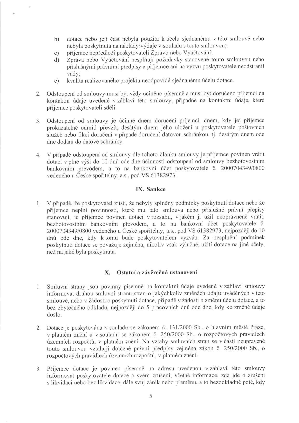 Text smlouvy o poskytnutí dotace, strana 5. Obsahuje body b) až e) týkající se podmínek odstoupení od smlouvy, dále body 2, 3 a 4 článku VIII (odstoupení od smlouvy), článek IX 'Sankce' (povinnost vrácení dotace při nesplnění podmínek, bankovní účet 2000704349/0800 u České spořitelny, VS 61382973) a článek X 'Ostatní a závěrečná ustanovení' (informační povinnost o změnách údajů, právní rámec zákonů č. 131/2000 Sb. a č. 250/2000 Sb., povinnost informovat o zrušení či zániku příjemce).