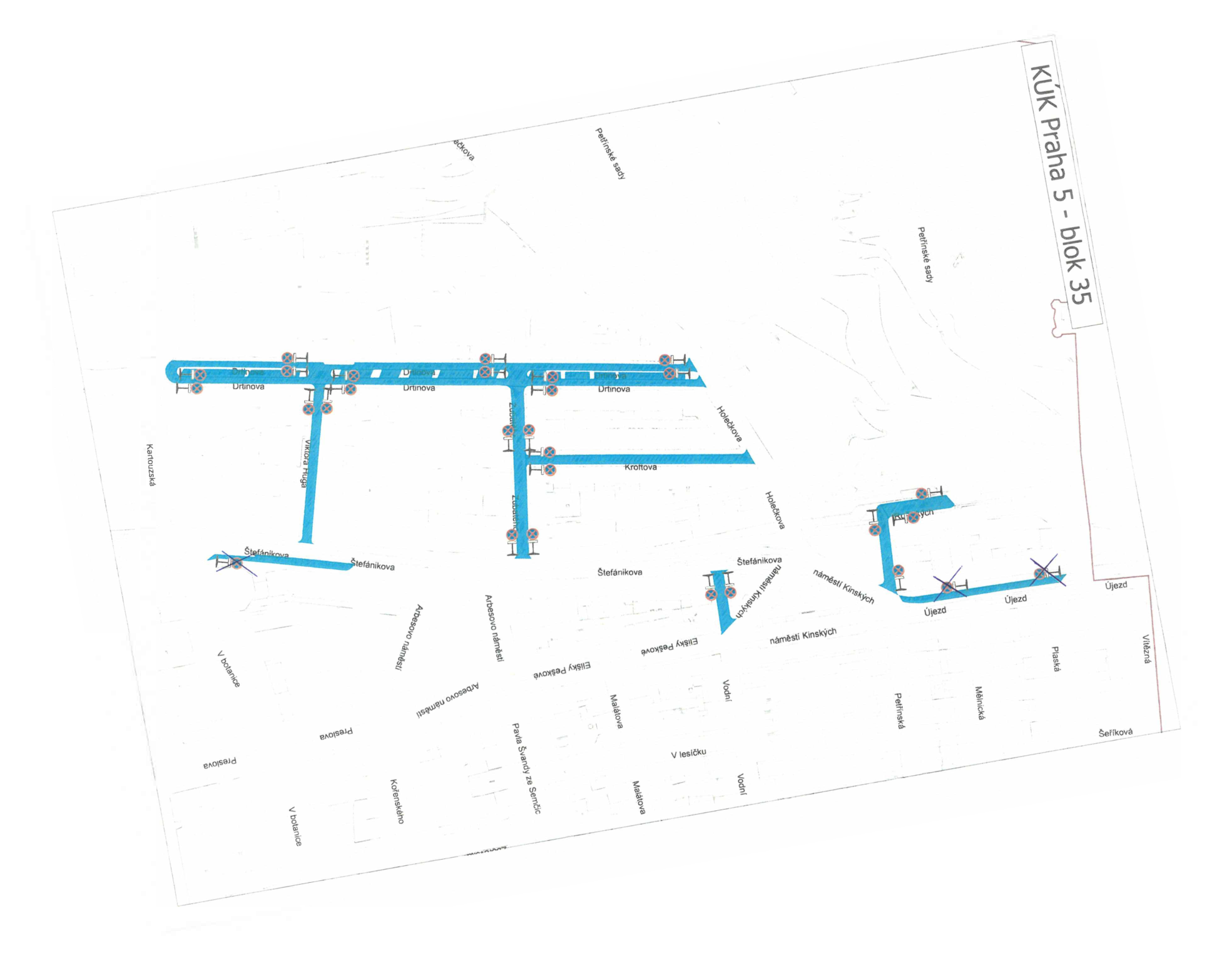 Situační nákres dopravního značení (zákaz zastavení) v oblasti Praha 5 - blok 35. Mapa zobrazuje ulice: Újezd, Vítězná, Plaská, Mělnická, Petřínská, náměstí Kinských, Štefánikova, Holečkova, Kroftova, Drtinova, Zubatého, Viktora Huga, Kartouzská, Arbesovo náměstí, Elišky Peškové, Vodní, Malátova, V lesíčku, Pavla Švandy ze Semčic, Kořenského, Preslova a V botanice. V mapě jsou modře vyznačeny úseky komunikací s vyznačenými značkami zákazu zastavení.