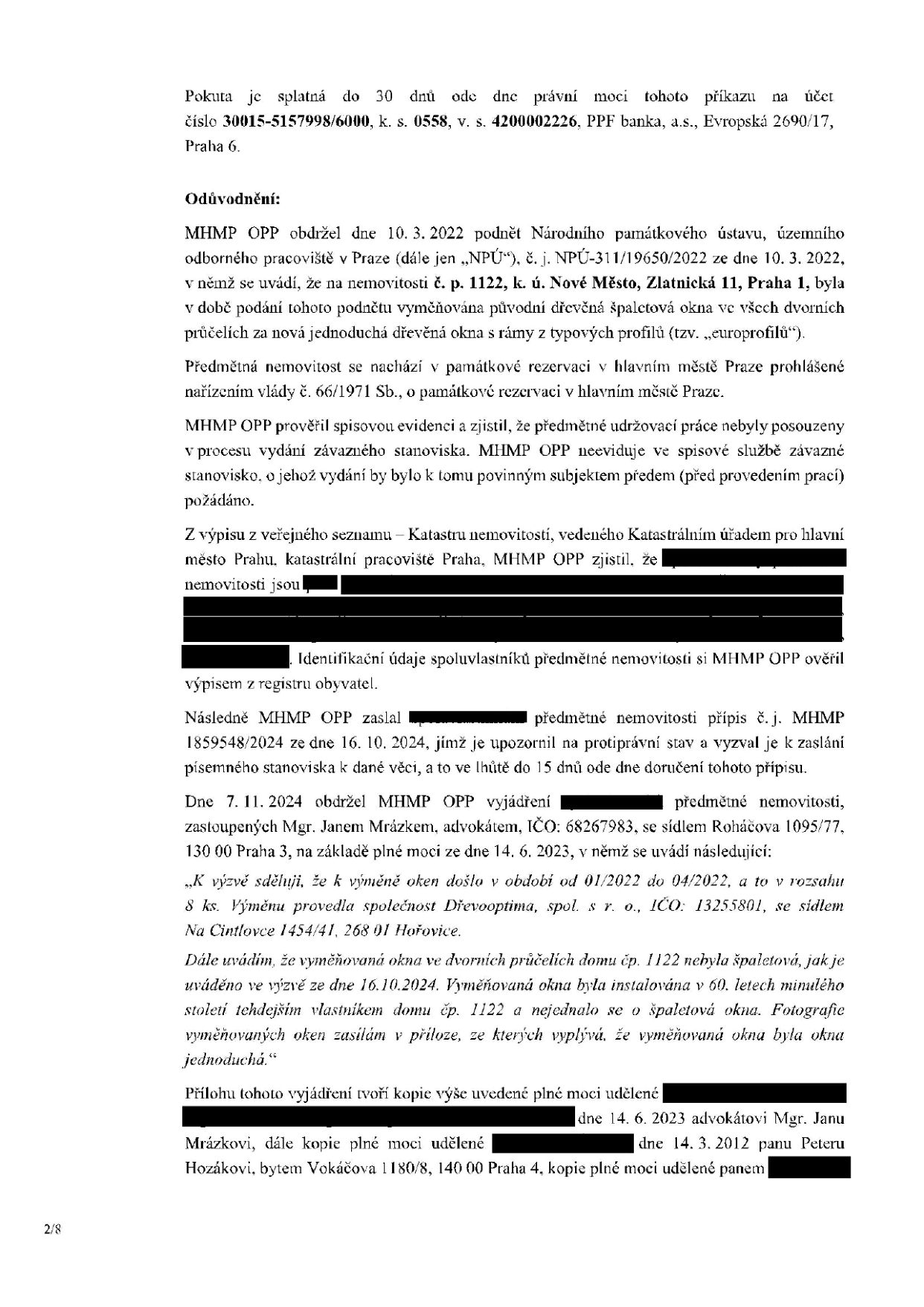 Úřední dokument (strana 2/8) týkající se pokuty za nepovolenou výměnu oken na nemovitosti č.p. 1122, k.ú. Nové Město, Zlatnická 11, Praha 1. Obsah: Pokuta je splatná do 30 dnů na účet 30015-5157998/6000, k.s. 0558, v.s. 4200002226, PPF banka. Odůvodnění: MHMP OPP obdržel 10. 3. 2022 podnět NPÚ ohledně výměny původních špaletových oken za europrofily bez závazného stanoviska. Vlastníci byli vyzváni dopisem ze dne 16. 10. 2024. Dne 7. 11. 2024 bylo doručeno vyjádření zastoupené Mgr. Janem Mrázkem (IČO: 68267983), které uvádí, že výměnu 8 ks oken provedla společnost Dřevooptima, spol. s r.o. (IČO: 13255801) v období 01/2022 až 04/2022. Vyjádření tvrdí, že původní okna nebyla špaletová, ale instalovaná před 60 lety.