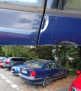 Fotografie poškození tmavě modrého osobního automobilu Volkswagen Passat (SPZ: EED 855), detail odřeného a promáčknutého laku na dveřích řidiče/zadních dveřích…