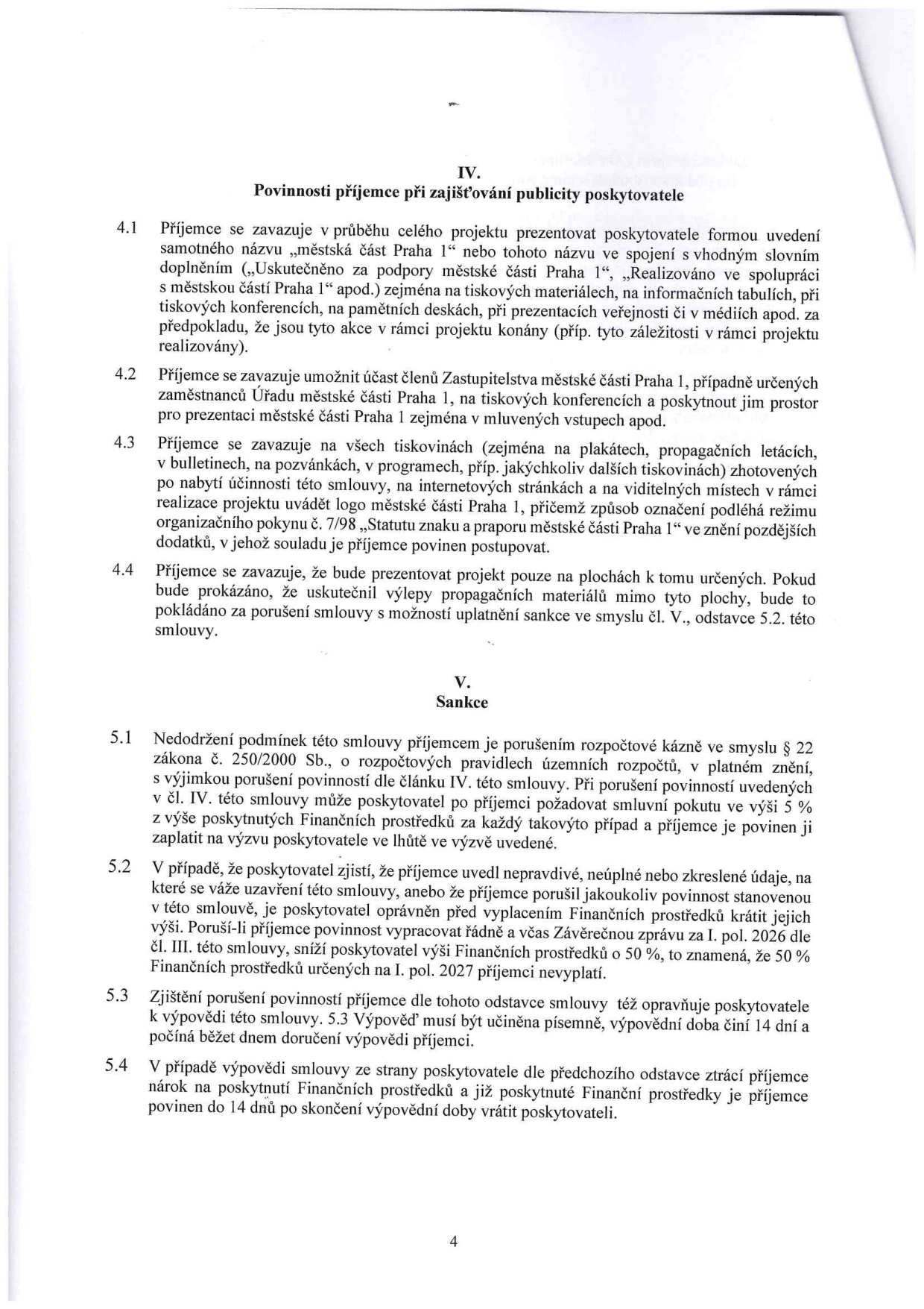 Strana 4 smlouvy obsahující články IV. a V. Článek IV. 'Povinnosti příjemce při zajišťování publicity poskytovatele' definuje pravidla pro prezentaci městské části Praha 1 (uvedení názvu, účast zástupců, označení tiskovin logem dle organizačního pokynu č. 7/98). Článek V. 'Sankce' stanovuje důsledky porušení smlouvy: 5.1 sankce ve výši 5 % z poskytnutých prostředků za porušení povinností dle čl. IV, 5.2 možnost krácení dotace o 50 % při uvedení nepravdivých údajů nebo nepředložení závěrečné zprávy, 5.3 možnost výpovědi smlouvy s 14denní výpovědní lhůtou a 5.4 povinnost vrátit již poskytnuté prostředky do 14 dnů po skončení výpovědní doby.