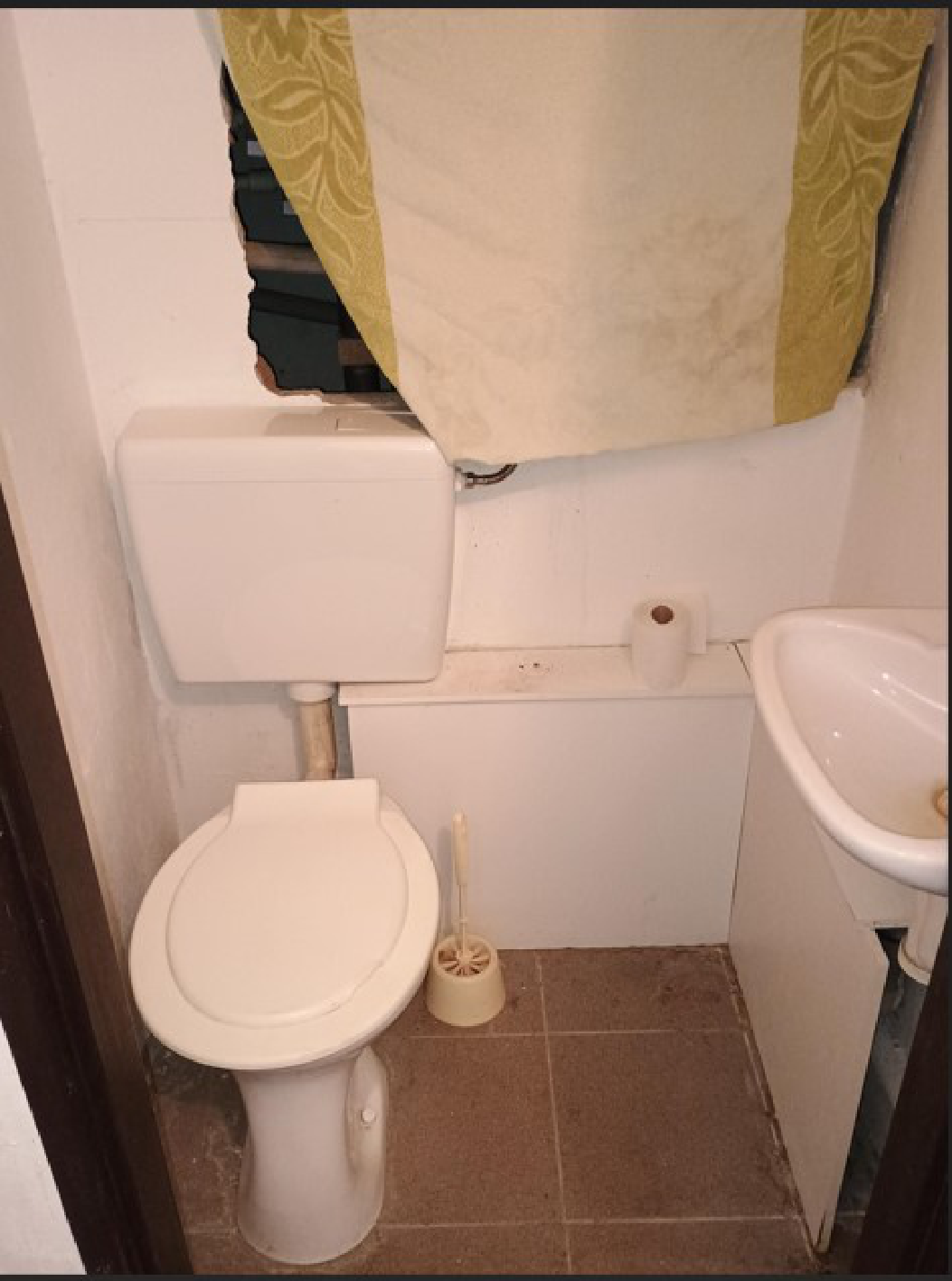 Fotografie interiéru toalety, pravděpodobně dokladující technický stav nemovitosti v rámci stavebního nebo správního řízení.